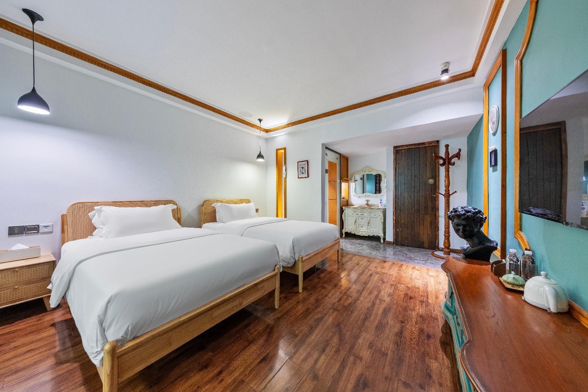 Twin Suite with Balcony - Non-Smoking