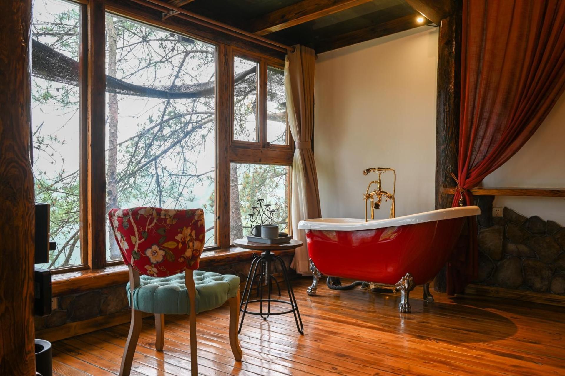 Treehouse Villa with Red Bathtub