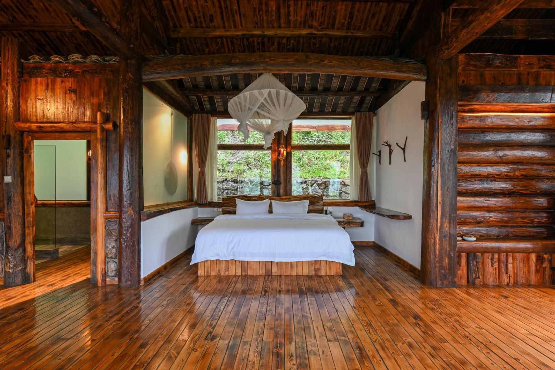 Treehouse Villa with Red Bathtub