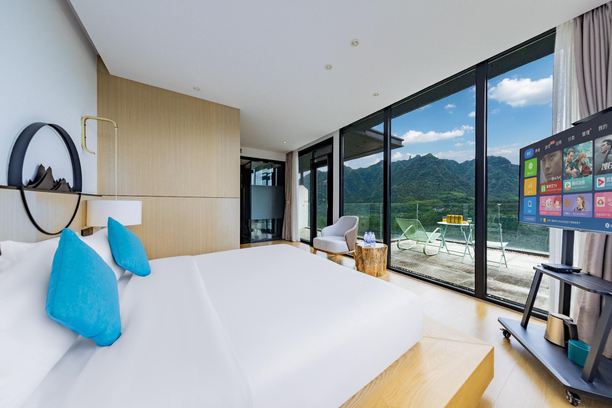 Mountain View Queen Room