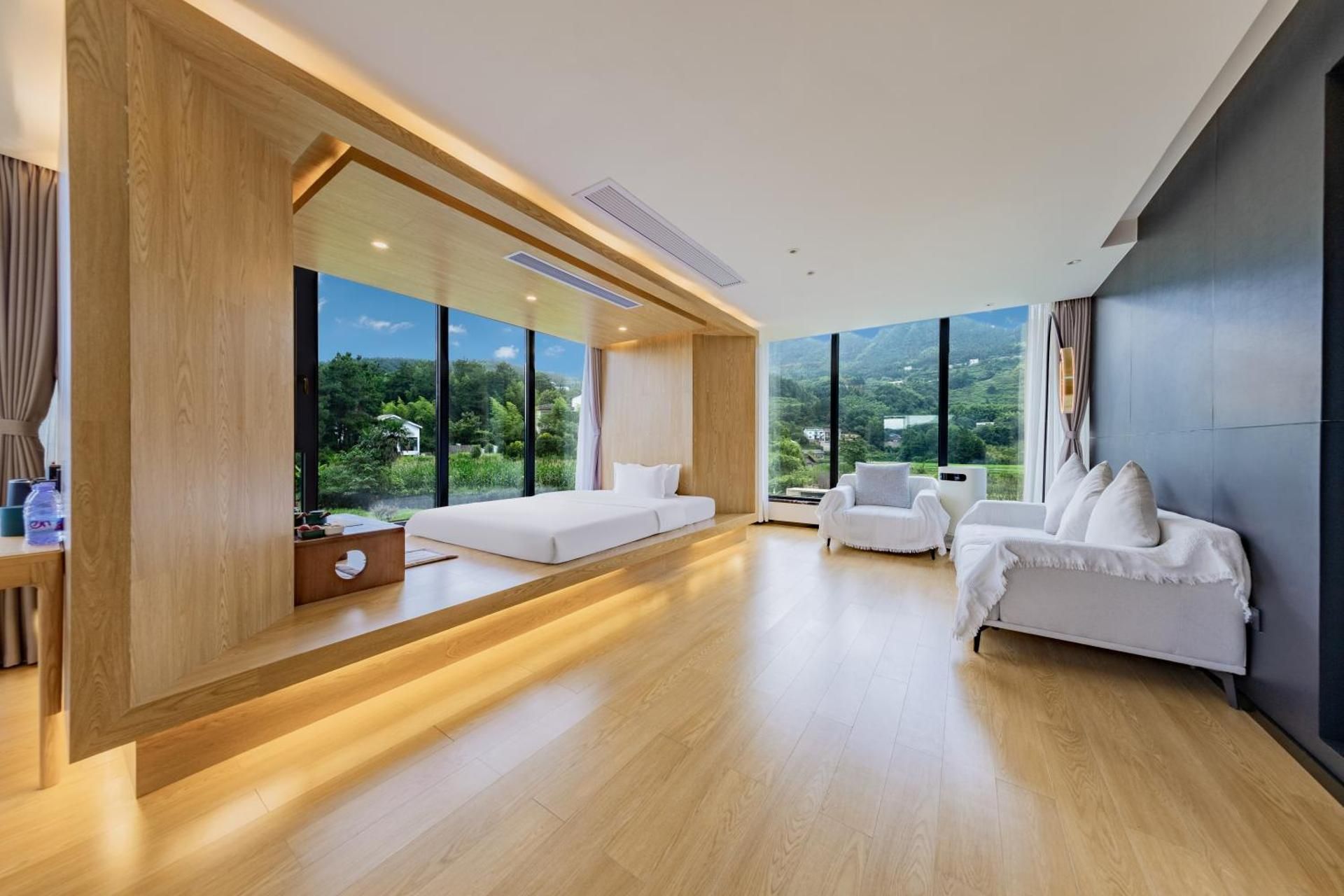 Deluxe Suite with Mountain View