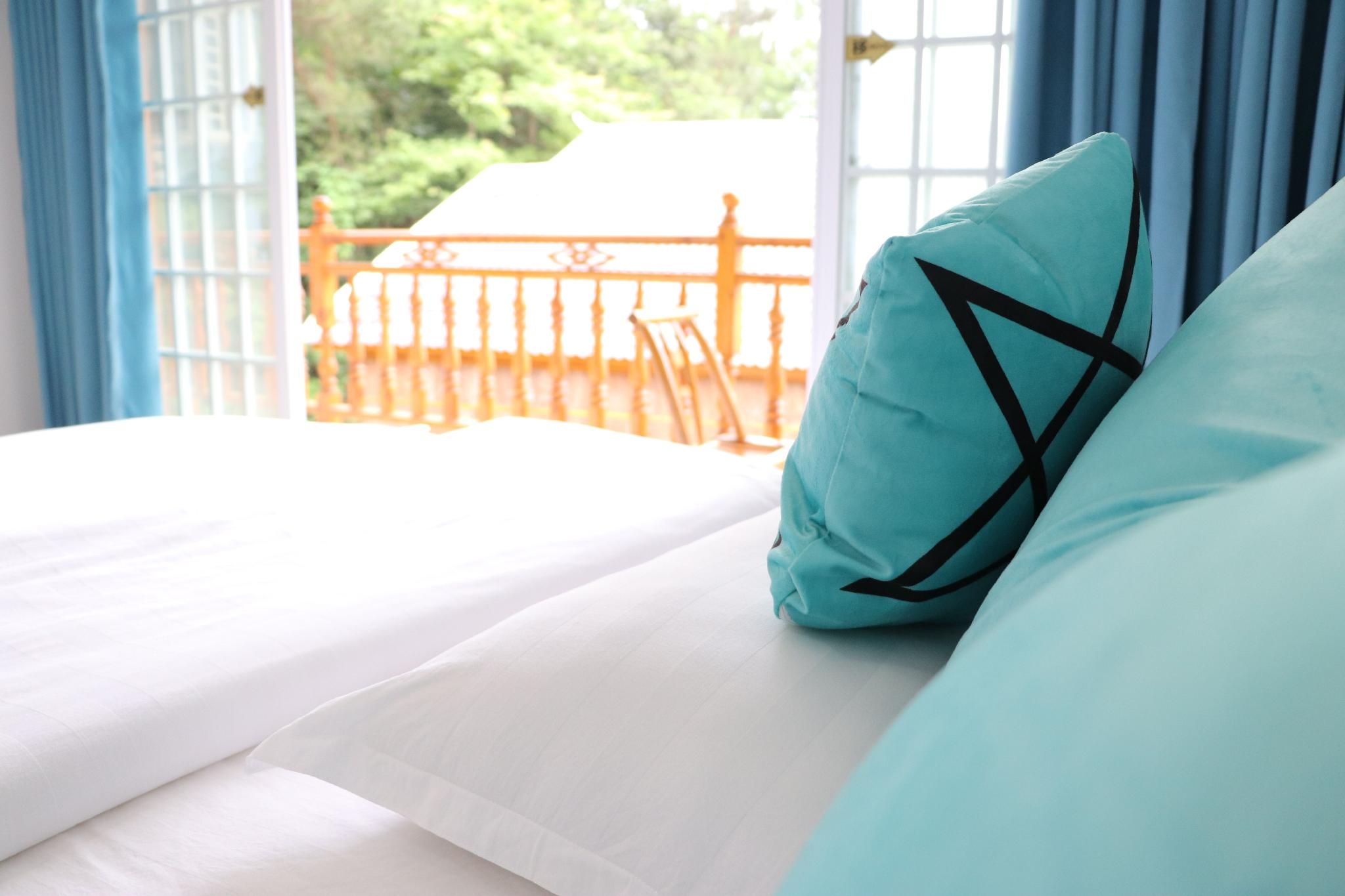 2 Twins Mountain View