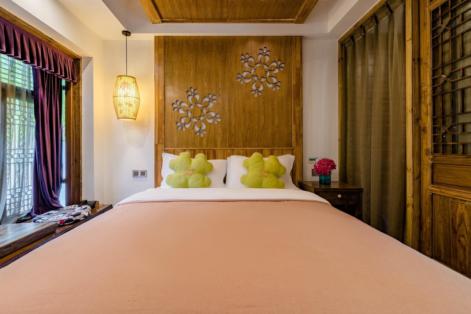 Mountain View Queen Room