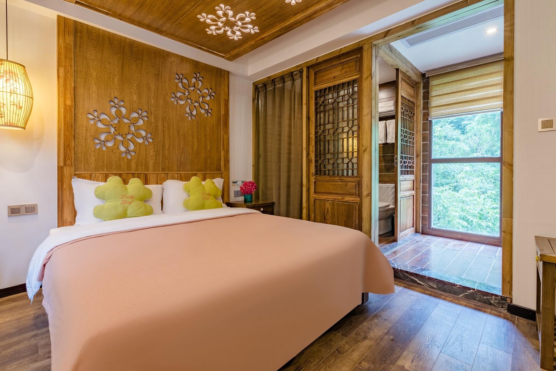 Mountain View Queen Room