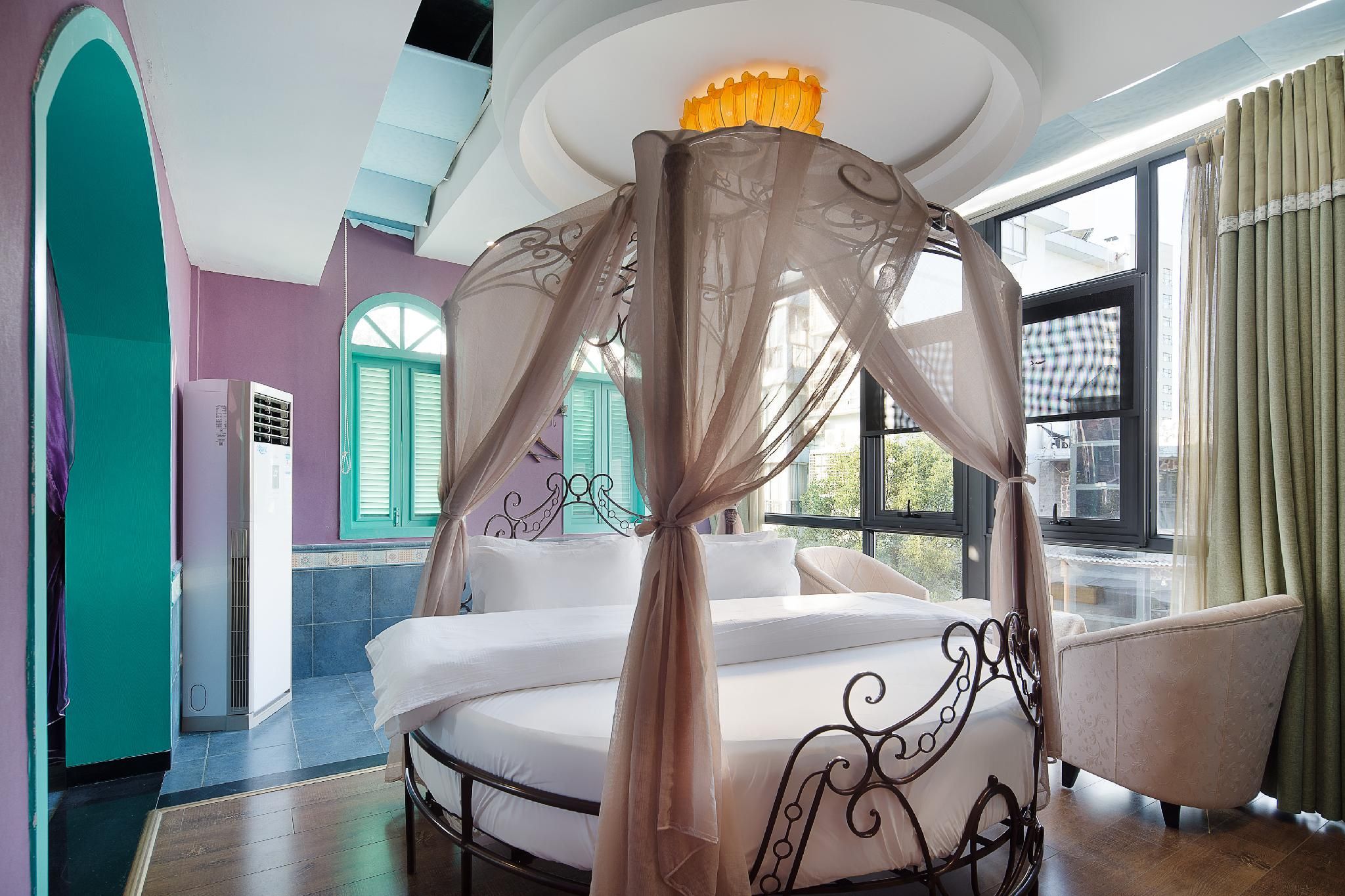 Round Bed Room