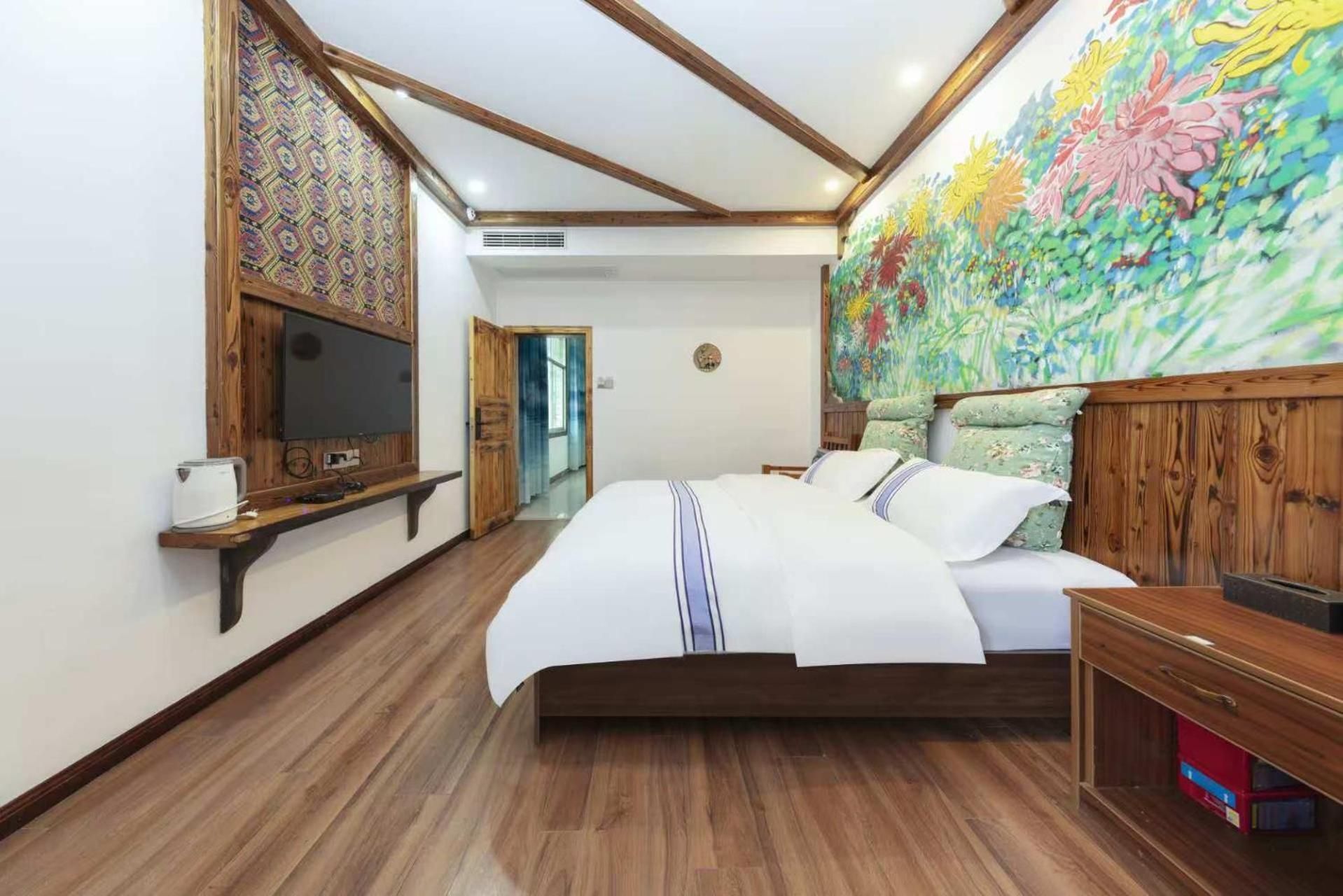 Hotel California Zhangjiajie Junior Suite with Balcony 2