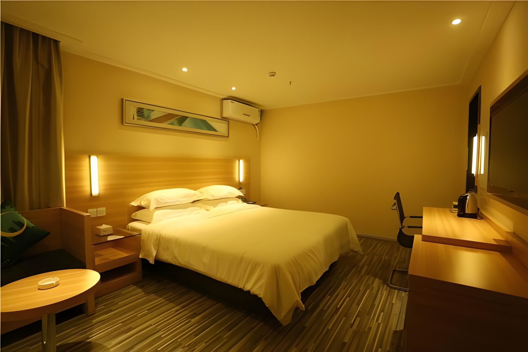 Stand Queen Room