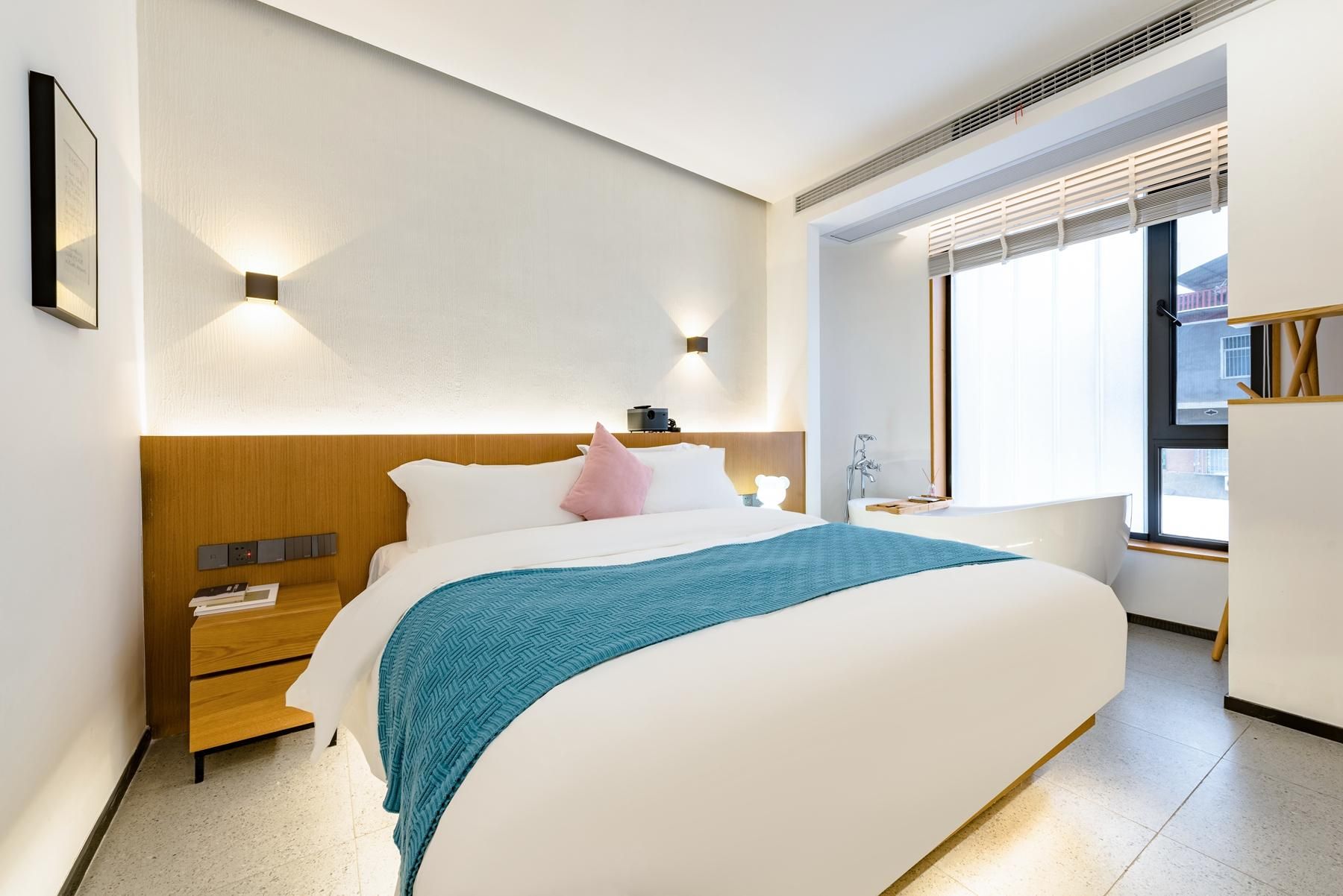 Suite with Bathtub