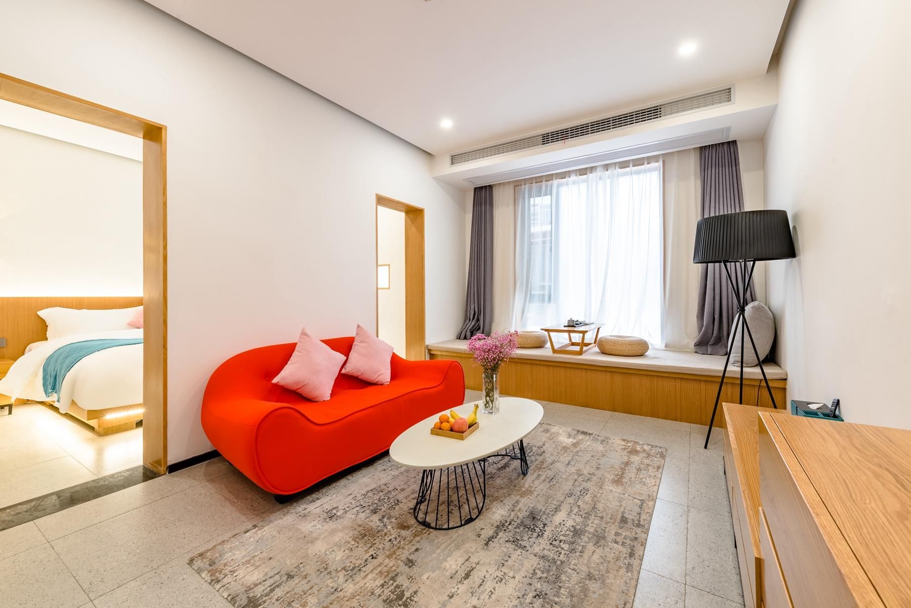 Suite with Bathtub