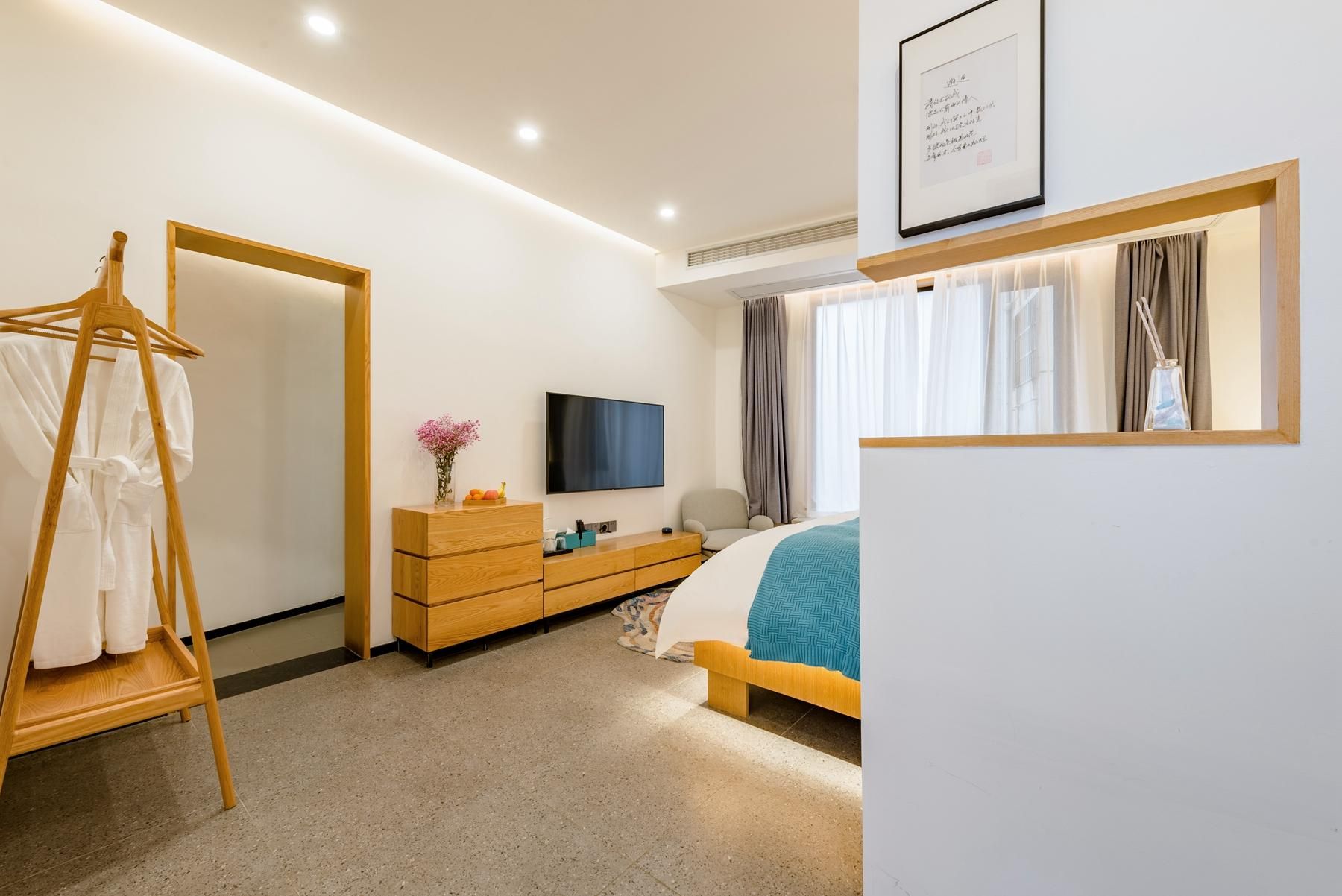 GTR Special offer - Guest Room with One 1.8M Bed