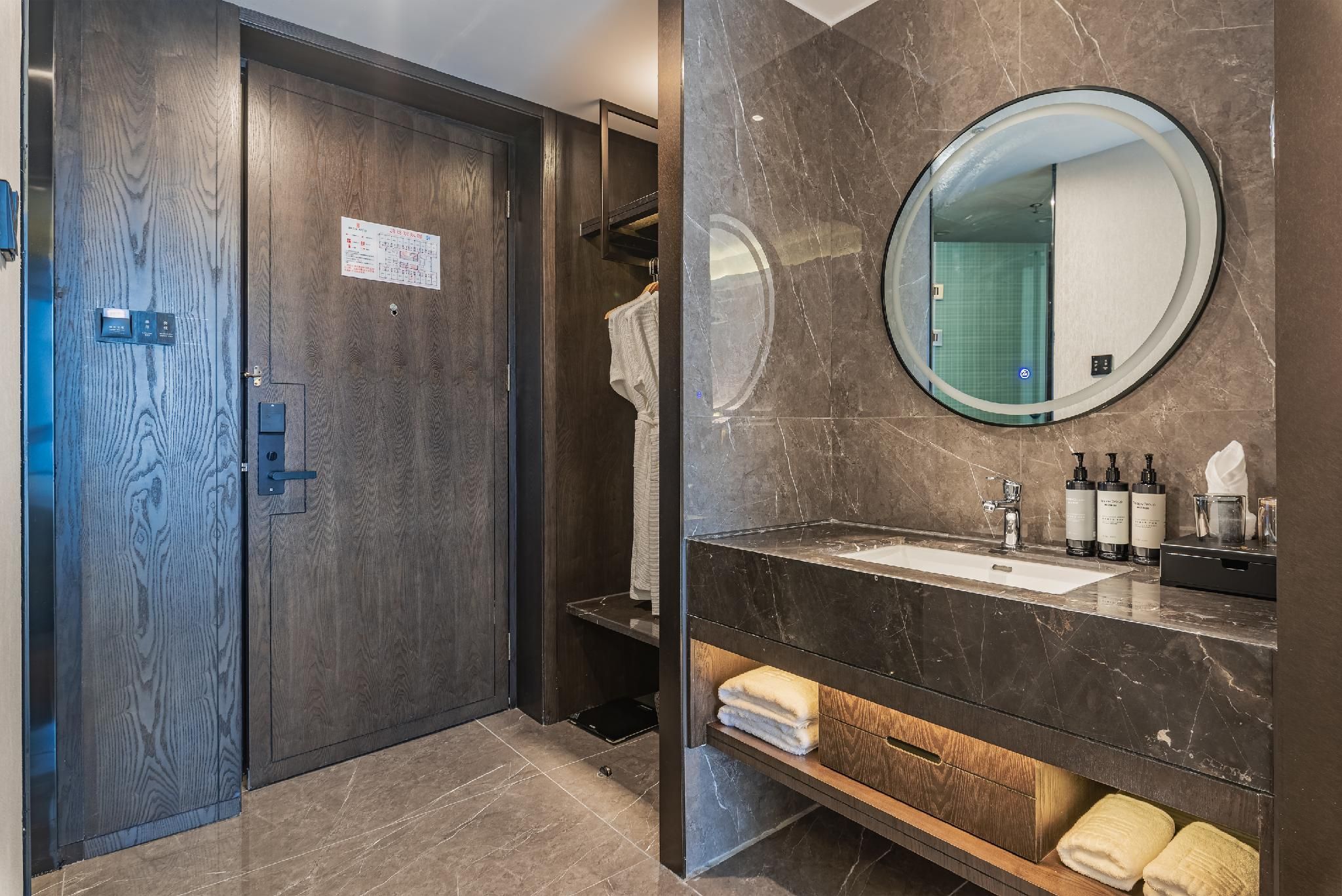 Rezen - Movie 1 Bed Room with Mountain View