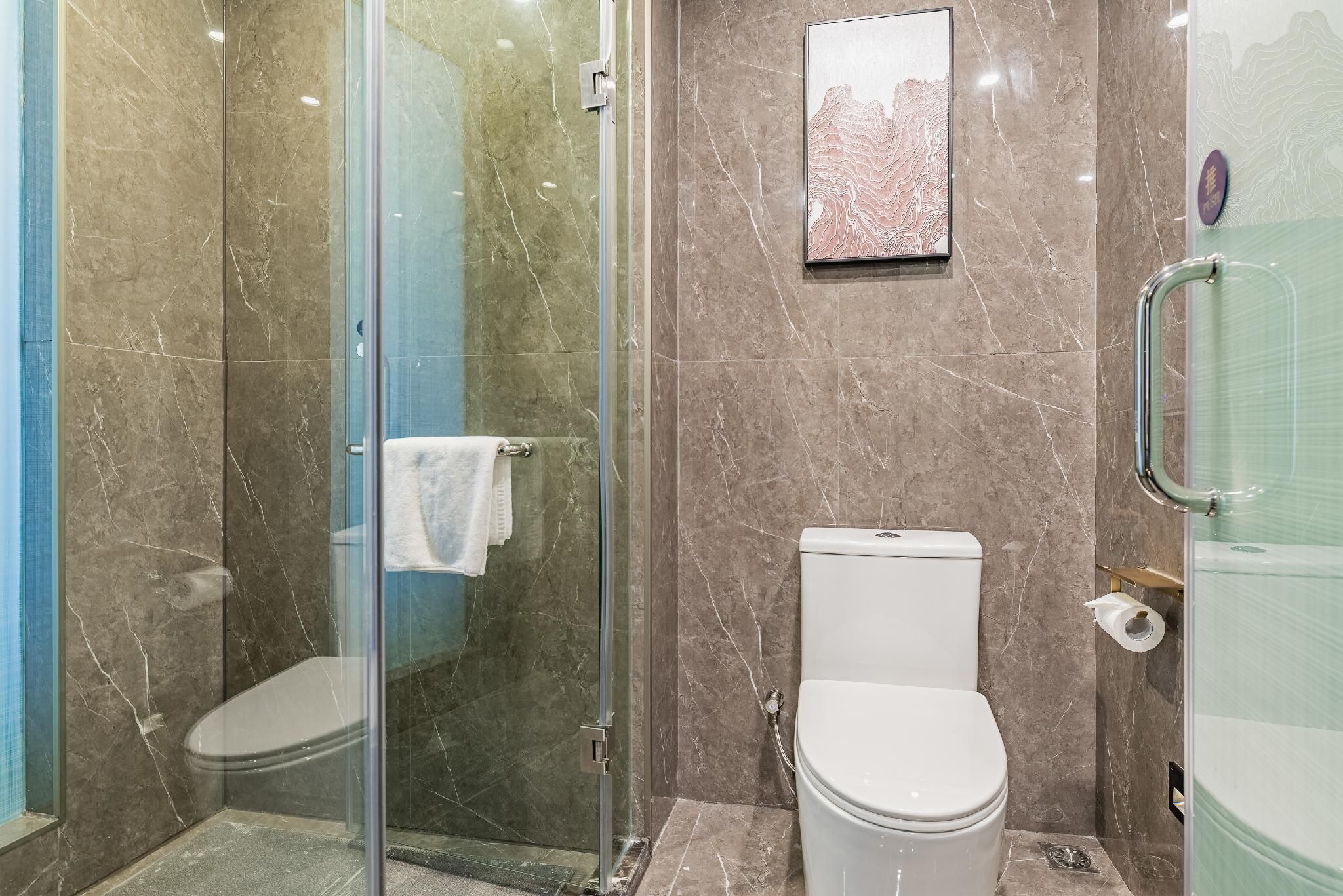 Rezen - Movie 1 Bed Room with Mountain View