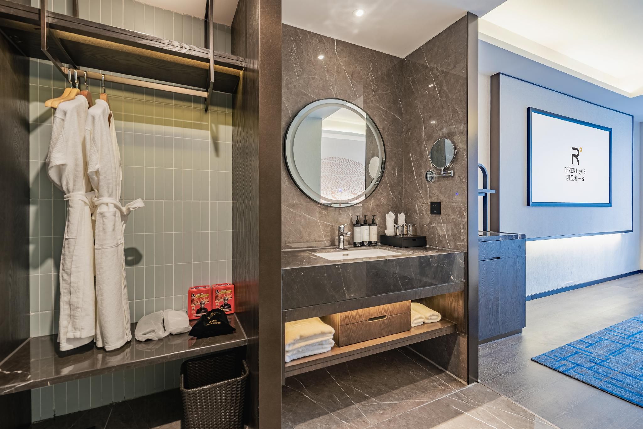 Rezen - Movie 1 Bed Room with Mountain View