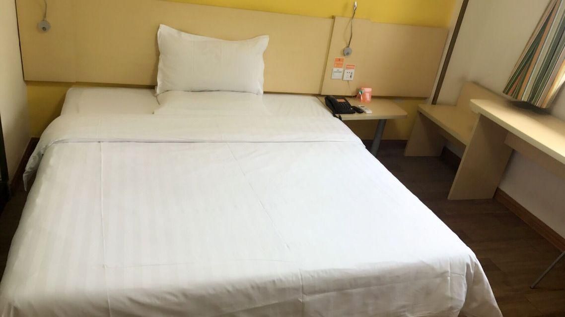 Business Queen Room