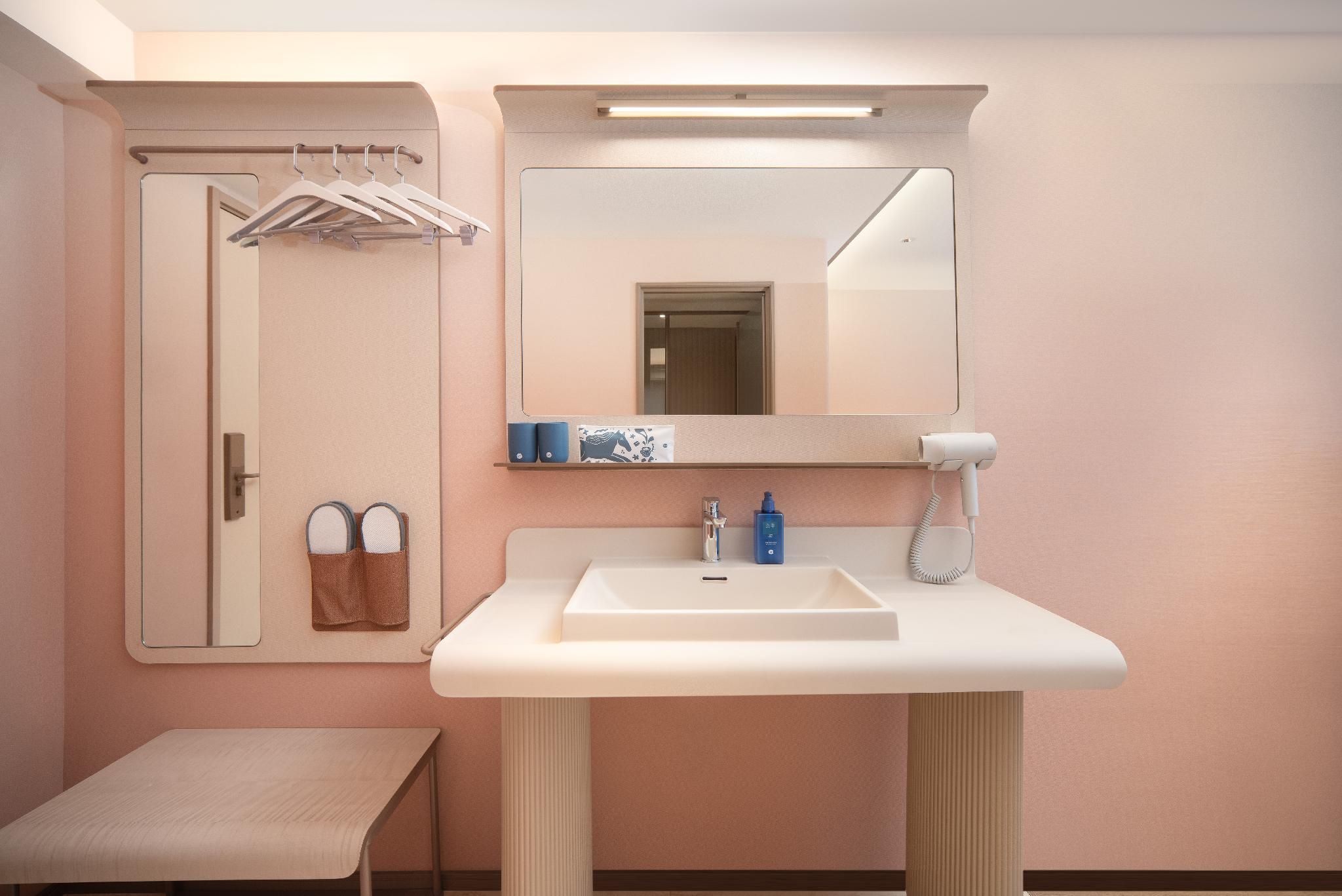 Queen Superior Room