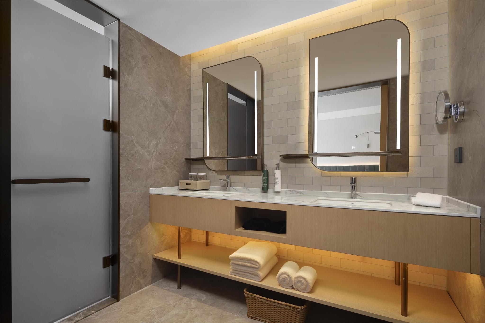 King Deluxe Room with Mountain View
