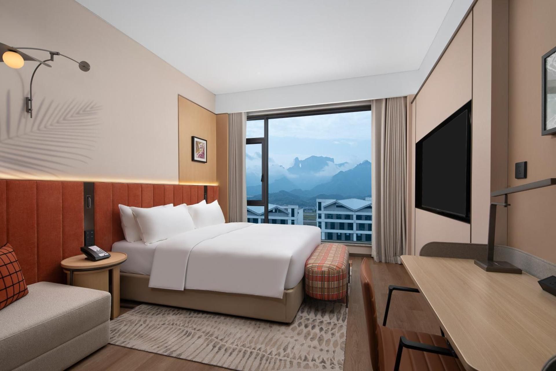 Hilton Garden Inn Zhangjiajie Tianmen Mountain King Room with Mountain View