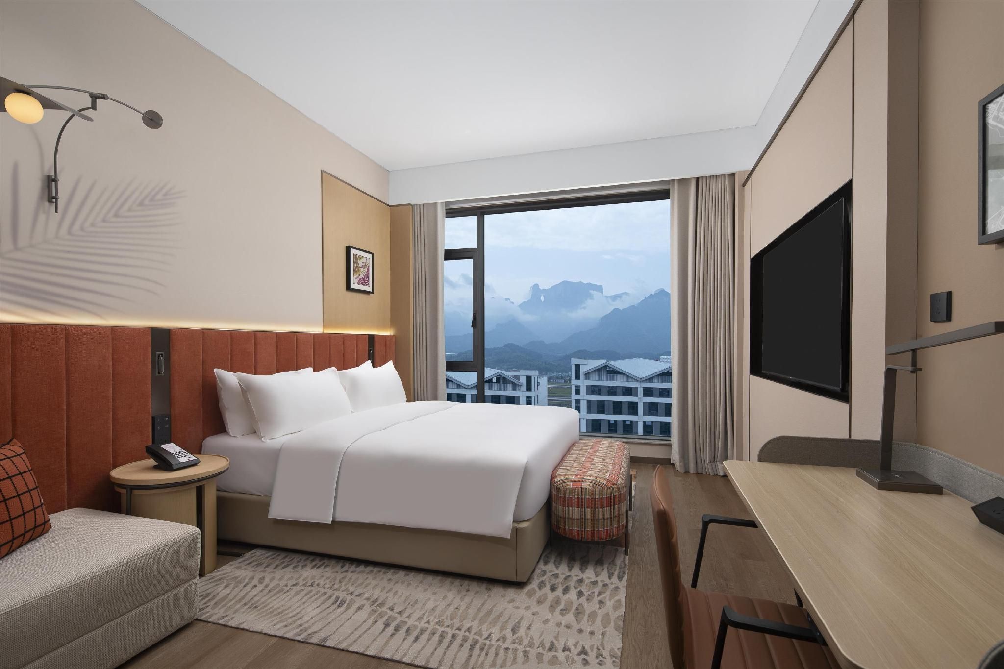 Hilton Garden Inn Zhangjiajie Tianmen Mountain King Guest Room with Mountain View