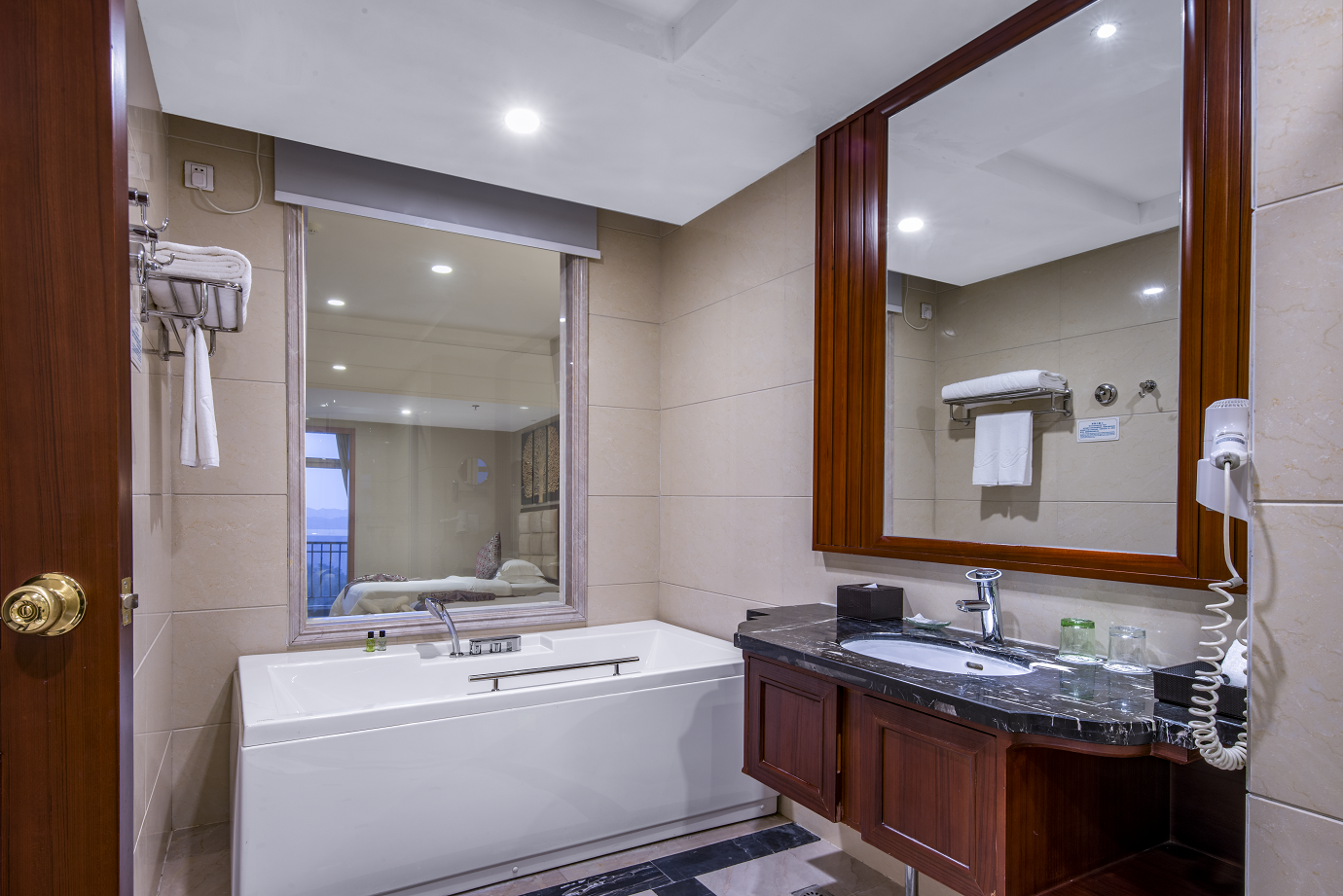 Country Garden Phoenix Hotel Zhangjiajie Deluxe Triple Room 3