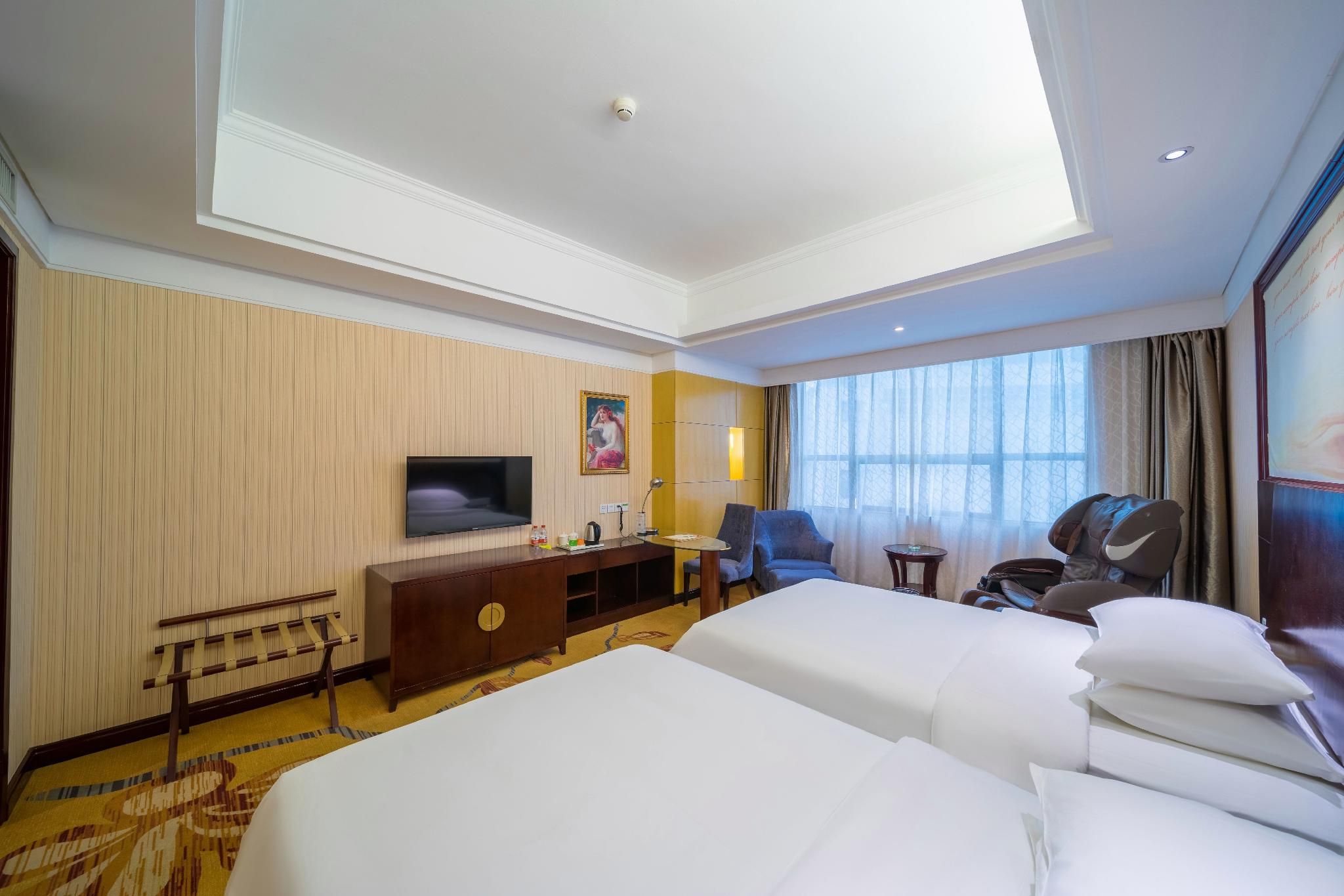 Vienna - Functional Chess Room With Twin Bed