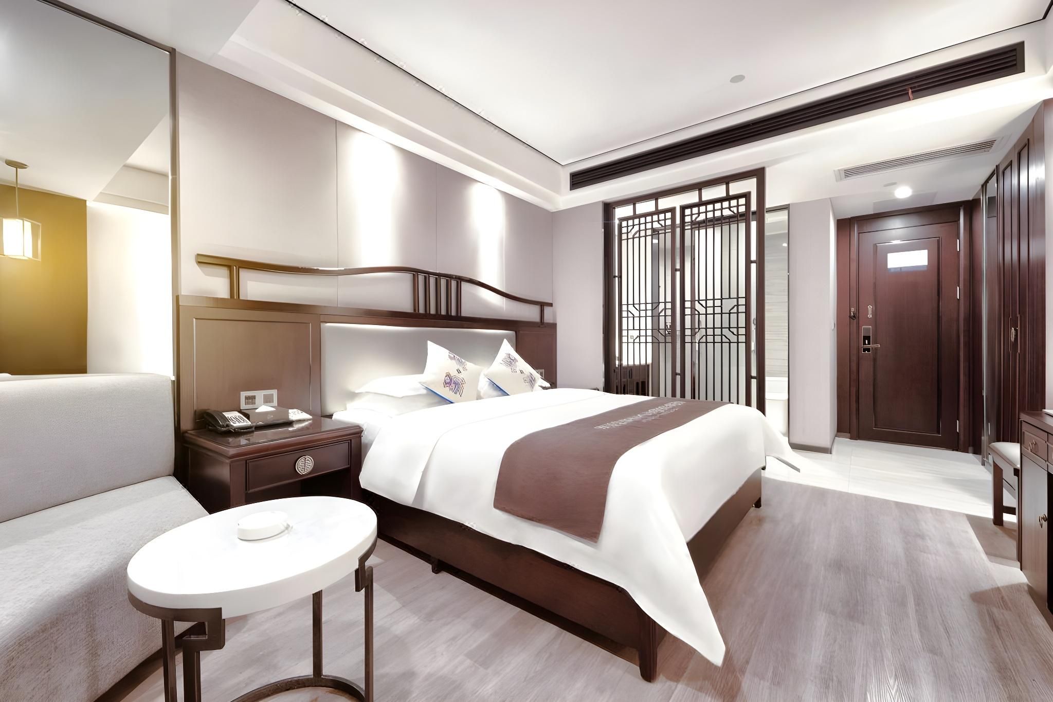 Zero Pressure Queen Room