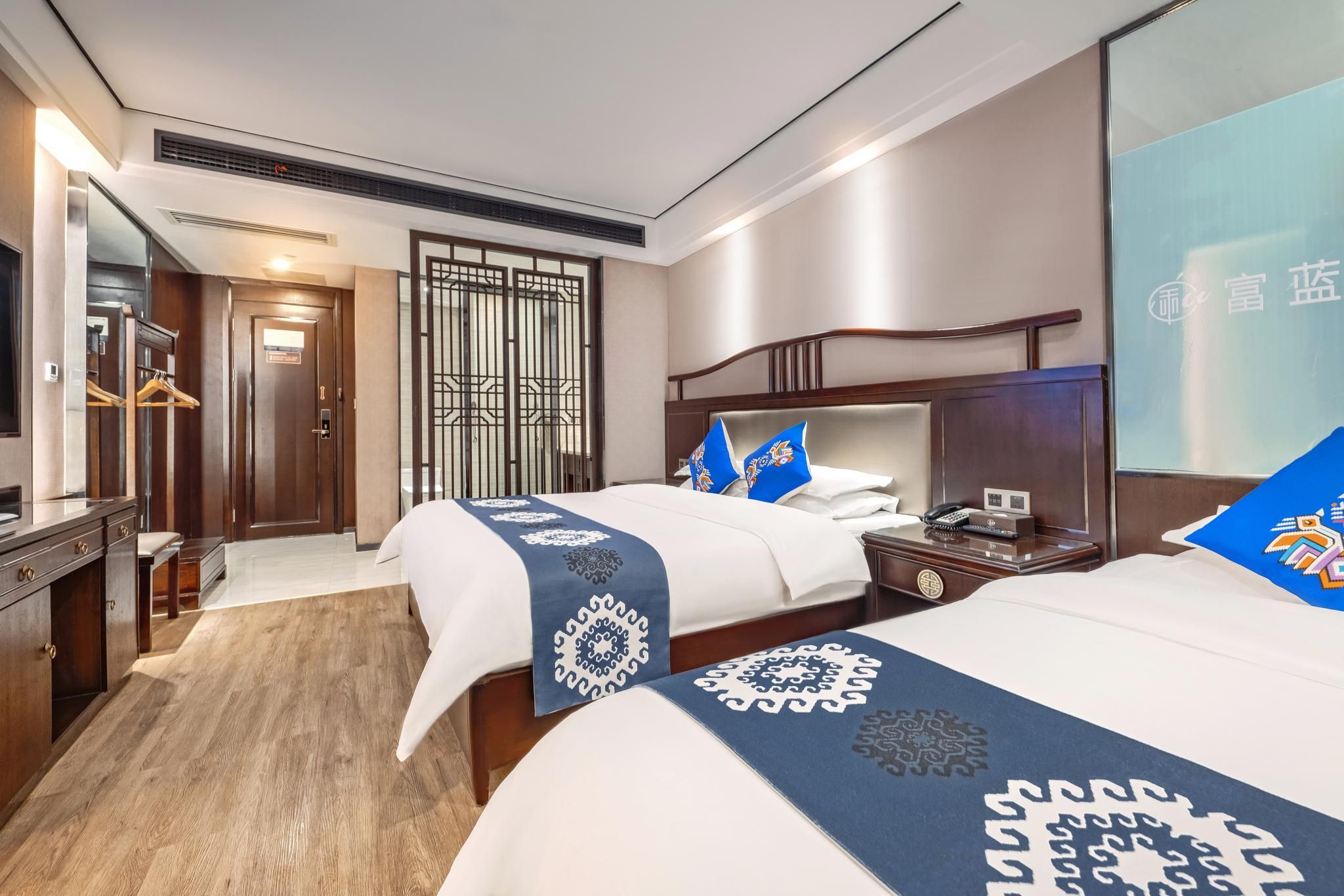 Firend He Hotel (Tianmen Mountain Park Store Zhangjiajie) Family Room