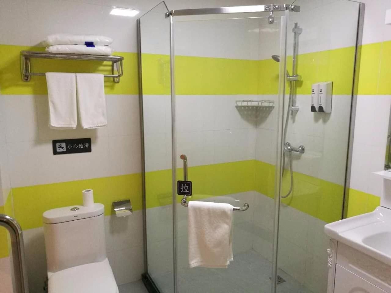 Comfortable Queen Room
