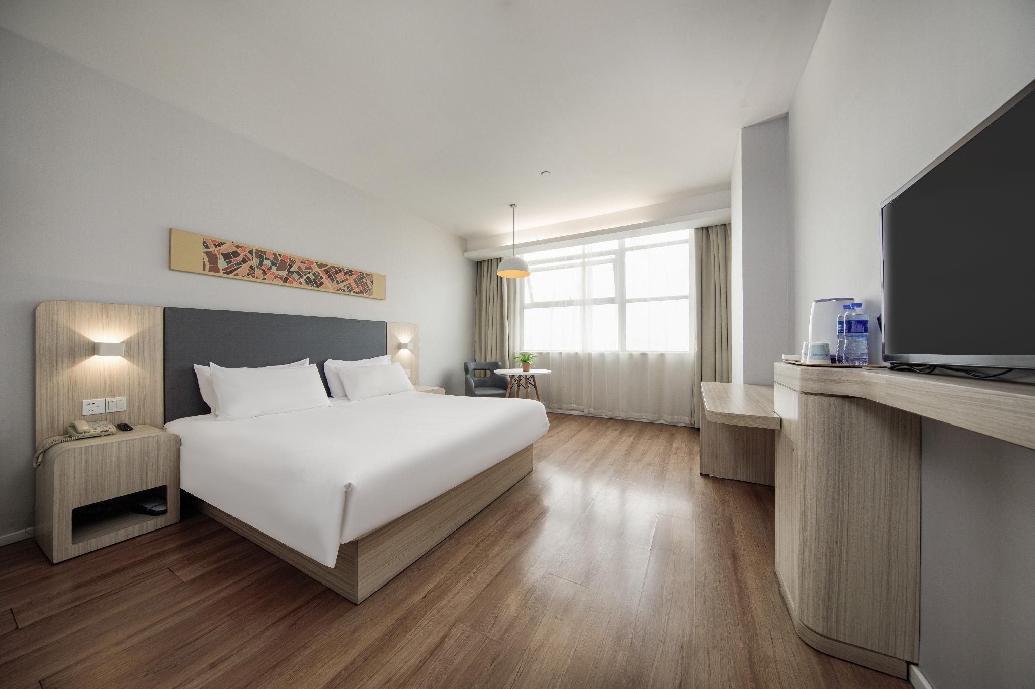 Room with Queen Bed