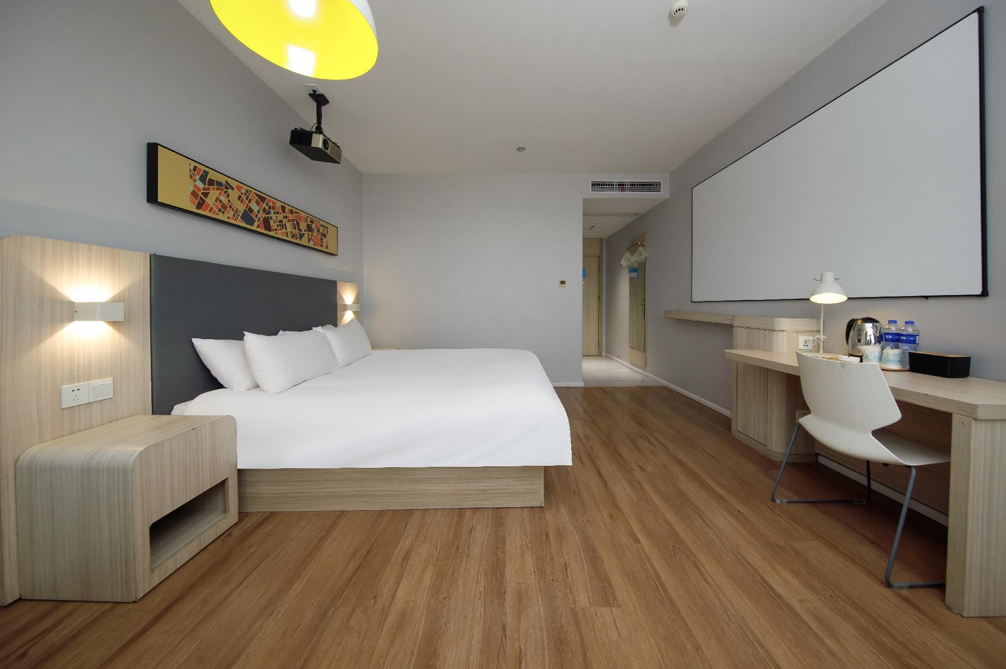 Movie Room - Queen