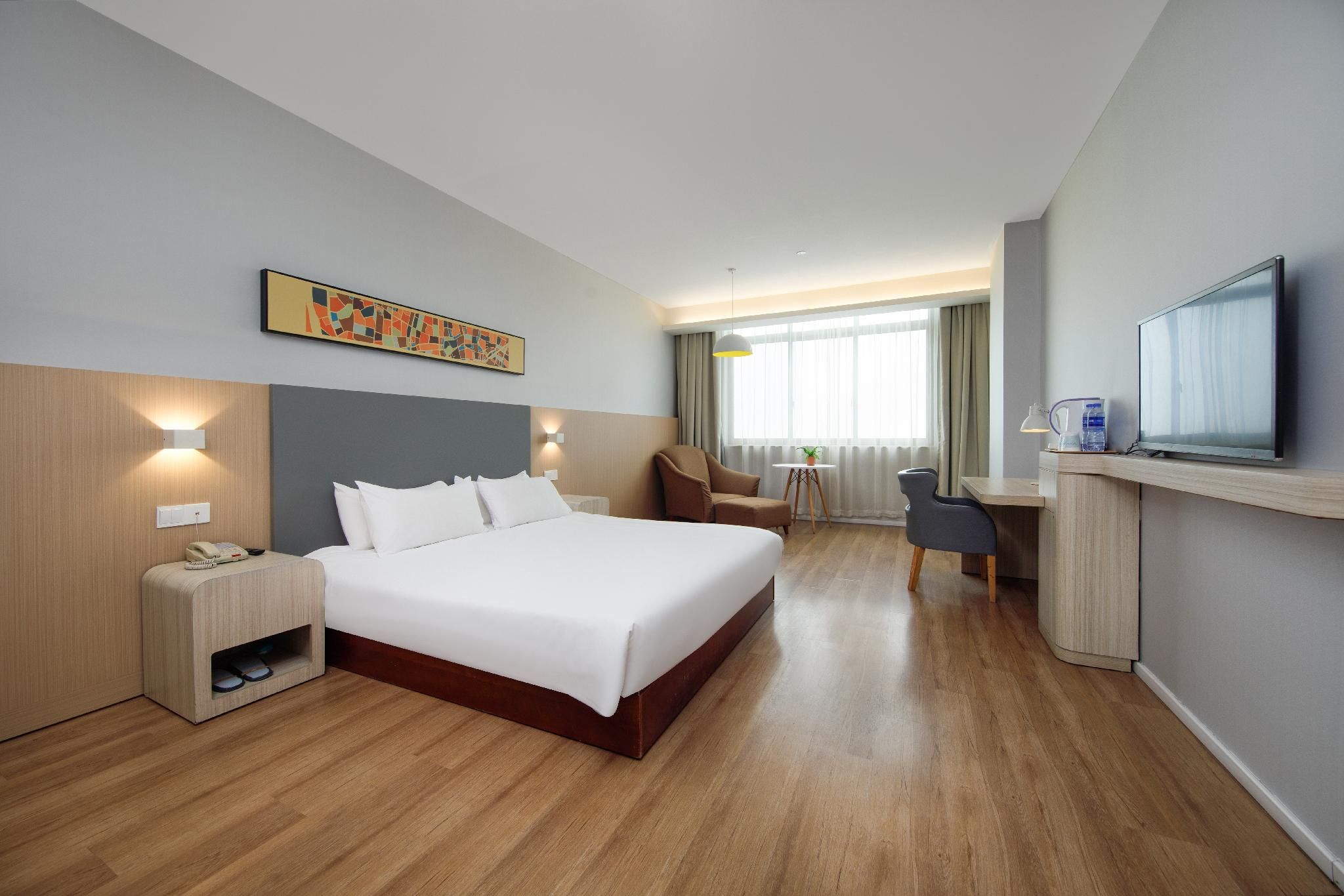Room with Queen Bed