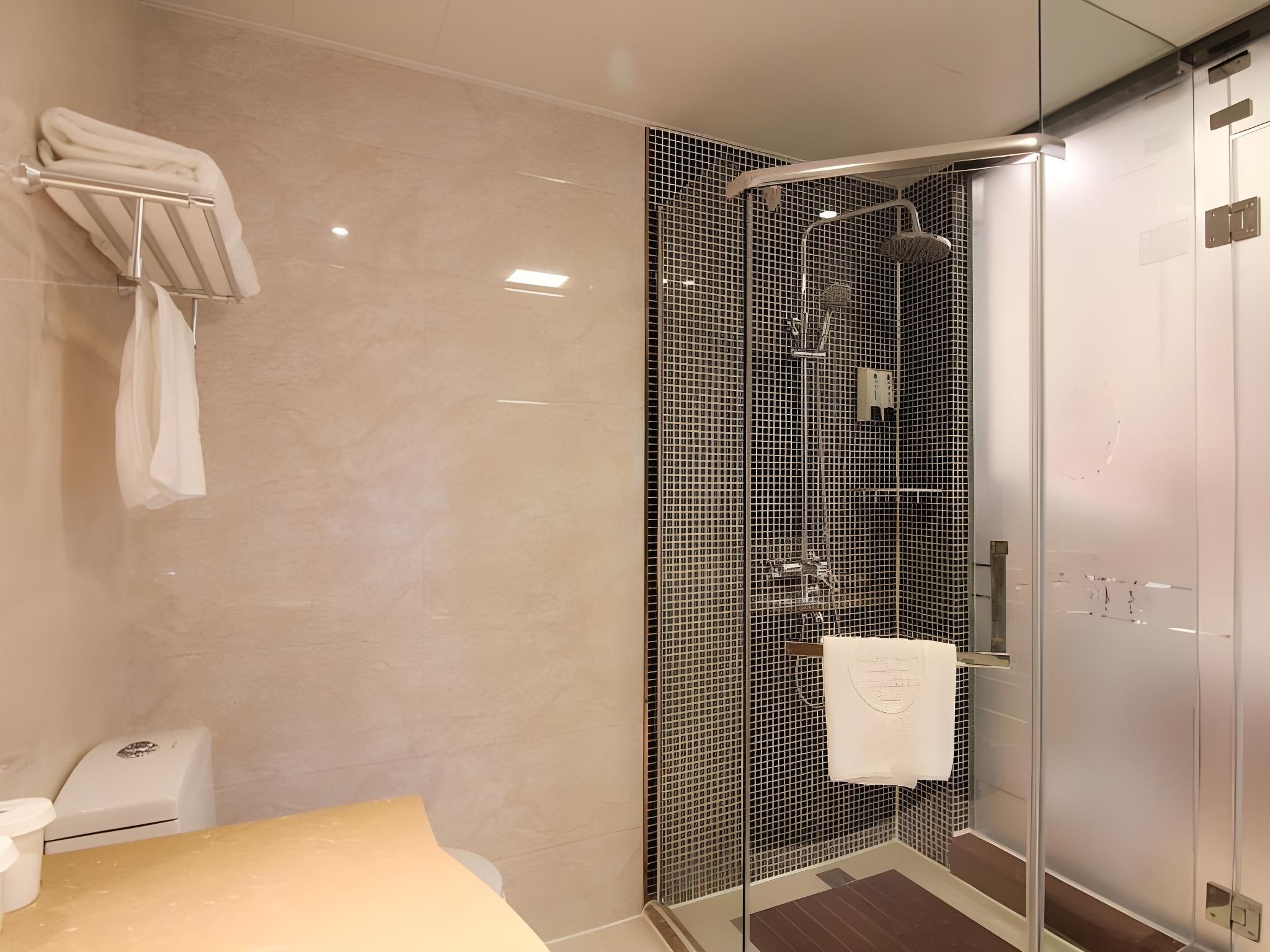 Business Queen Room