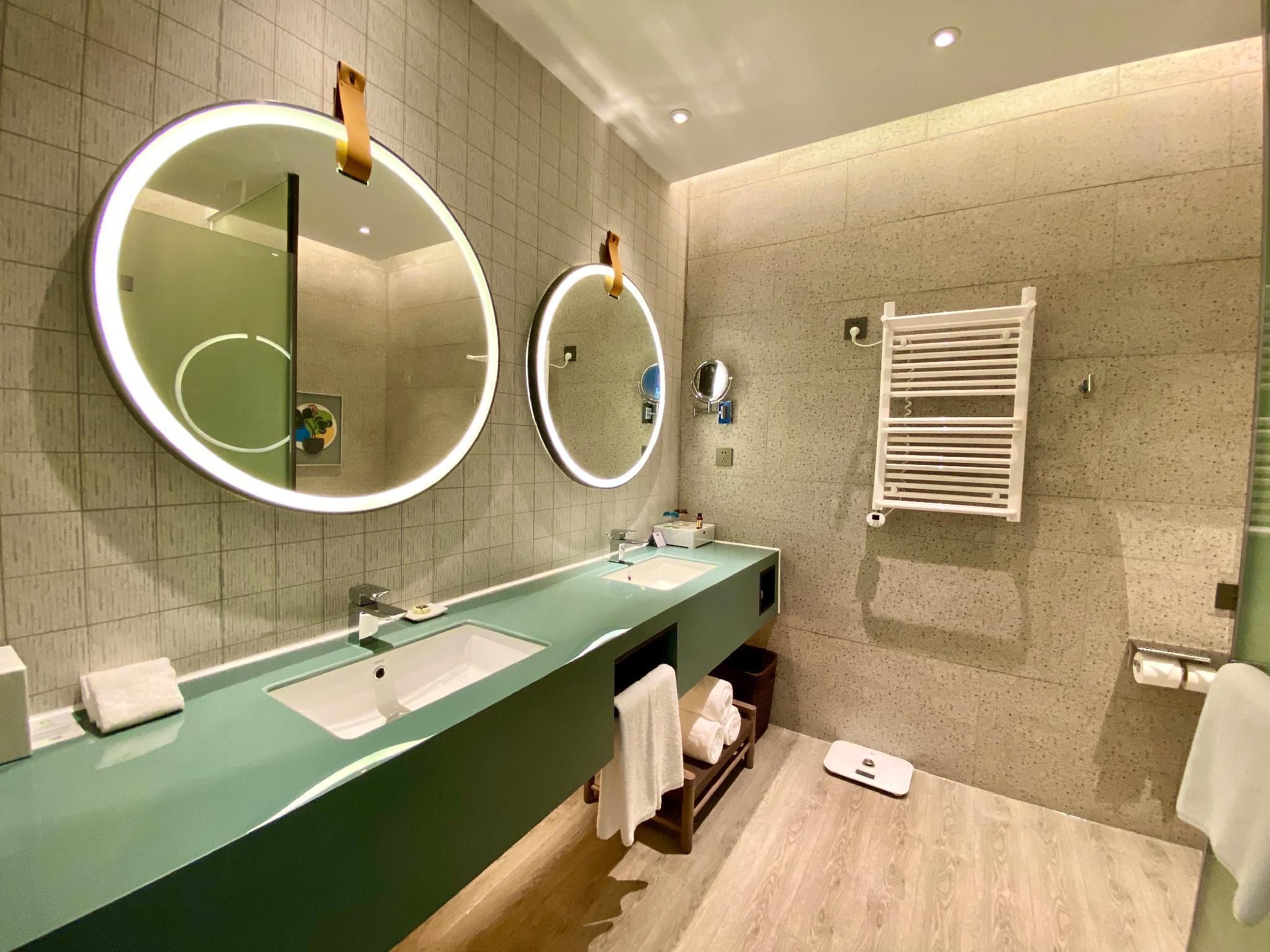 1 King And 2 Twin Beds Family Room Nonsmoking