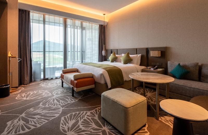 1 King Bed 1 Bdrm Suite Lake View