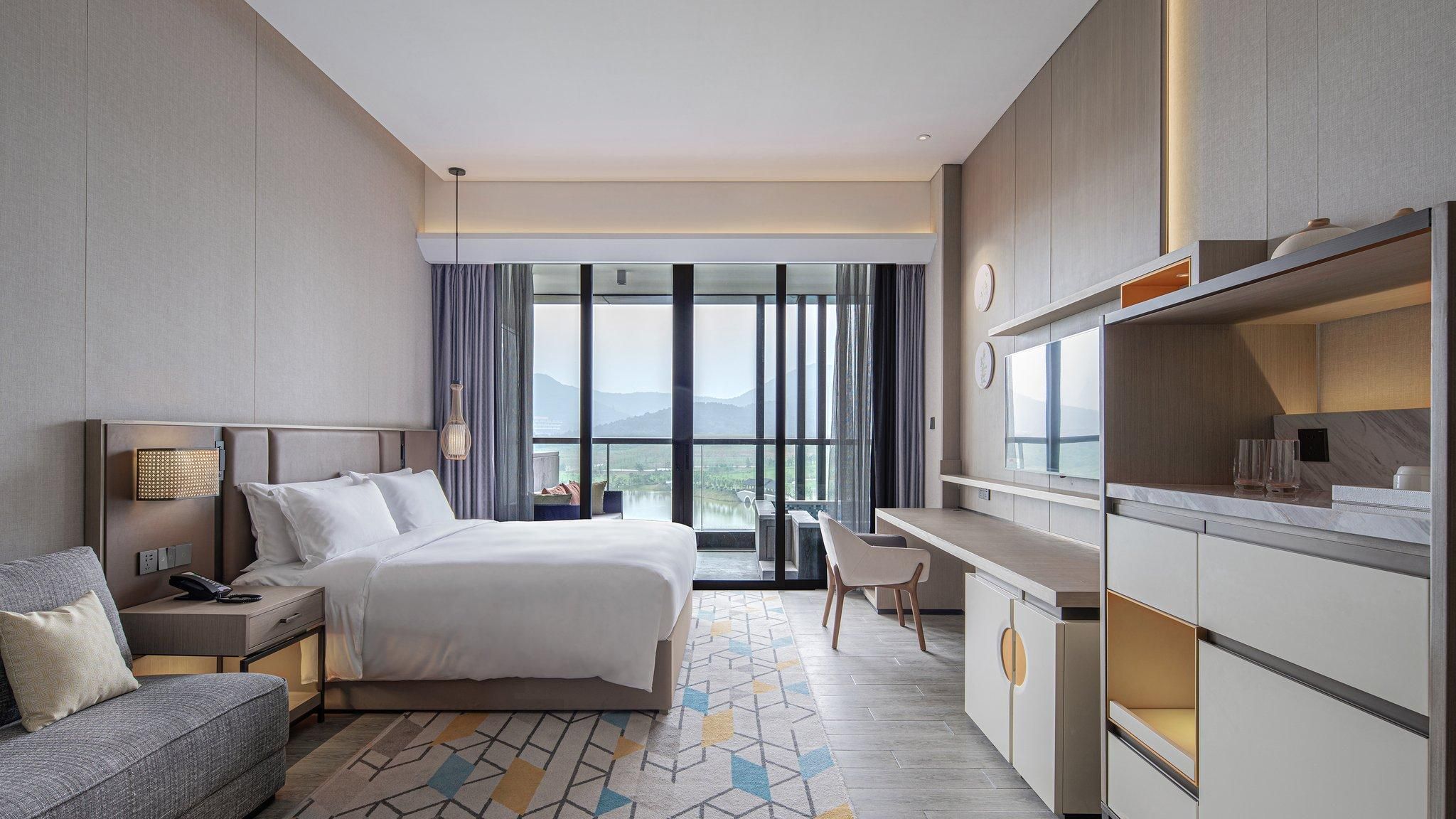 Holiday Inn Resort Maoshan Hot-Spring By IHG 1 King Bed Standard Lake View Nonsmoking