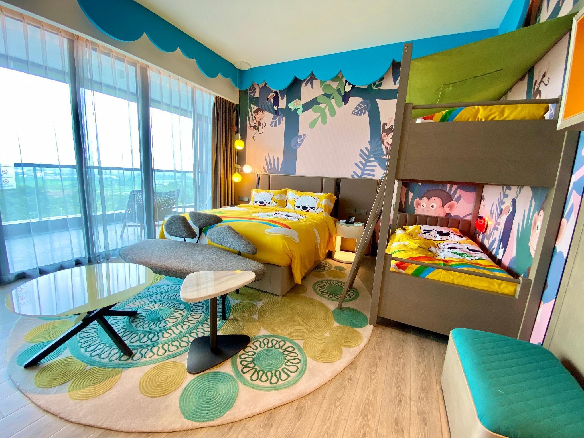 1 King And 2 Twin Beds Family Room Nonsmoking