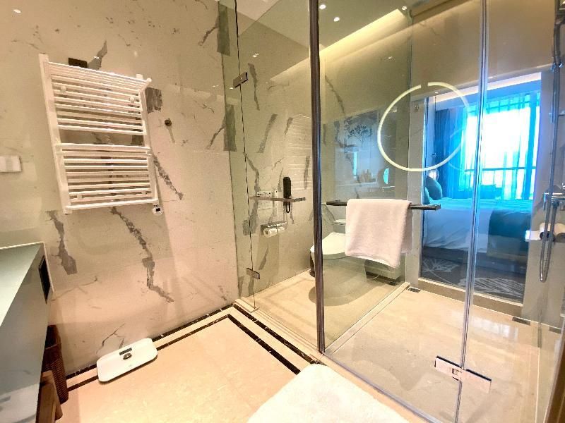 1 King Bed 1 Bdrm Suite Lake View