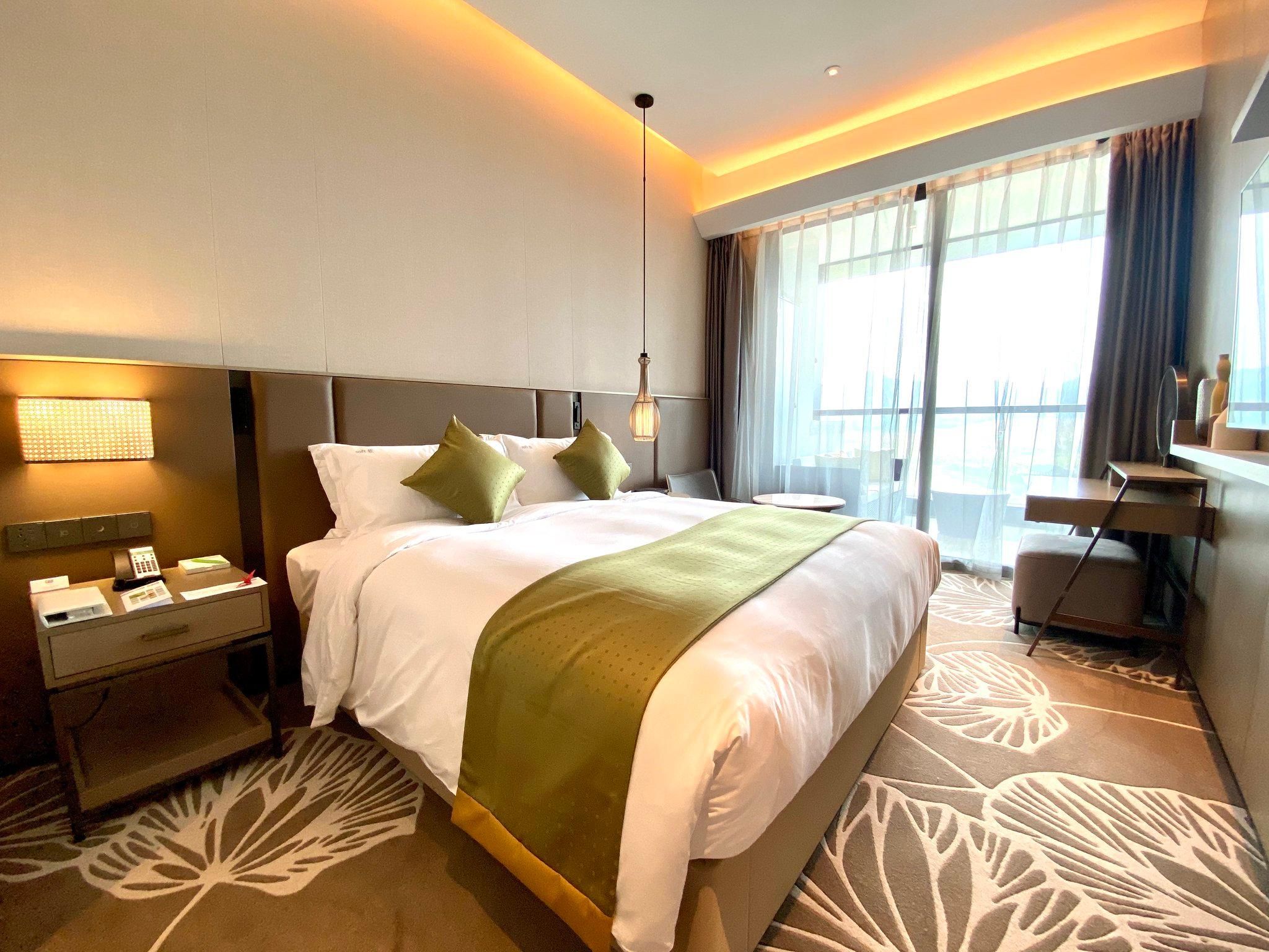 1 King Suite Lake View With Separate Bath