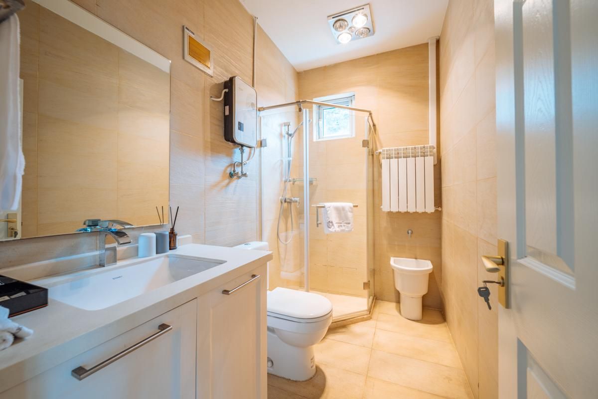 Lake View Villa with Courtyard