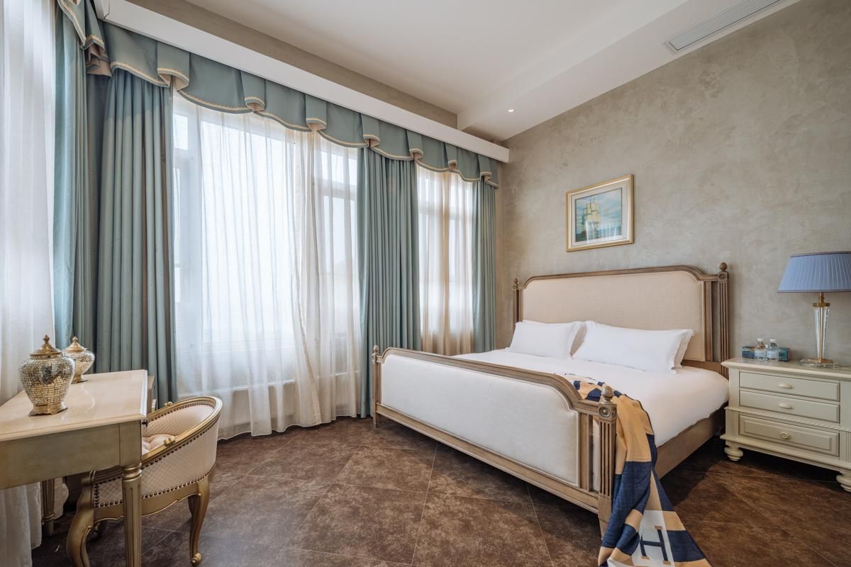 Lake View Queen Room