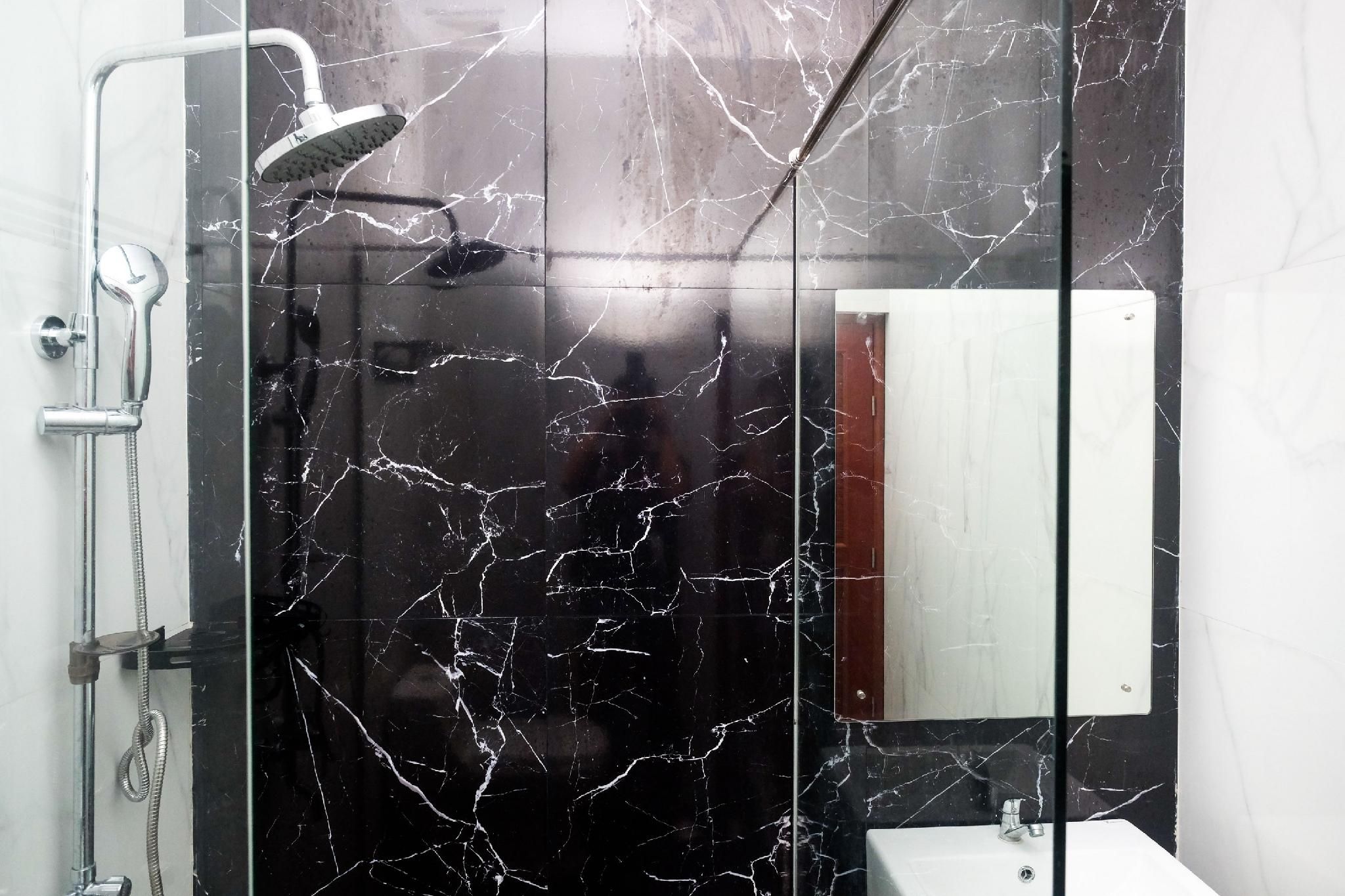 Urbanview Grand Lotus Hotel by RedDoorz Deluxe Room 3