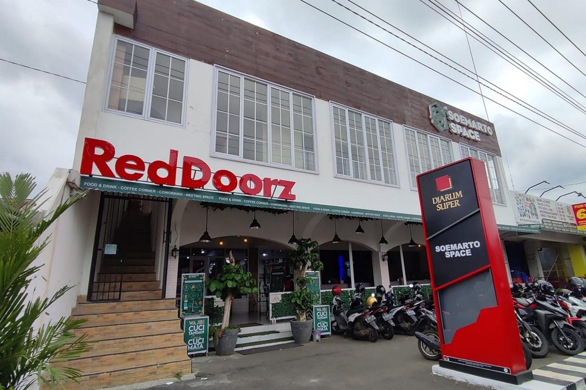 RedDoorz near Rita Super Mall Purwokerto