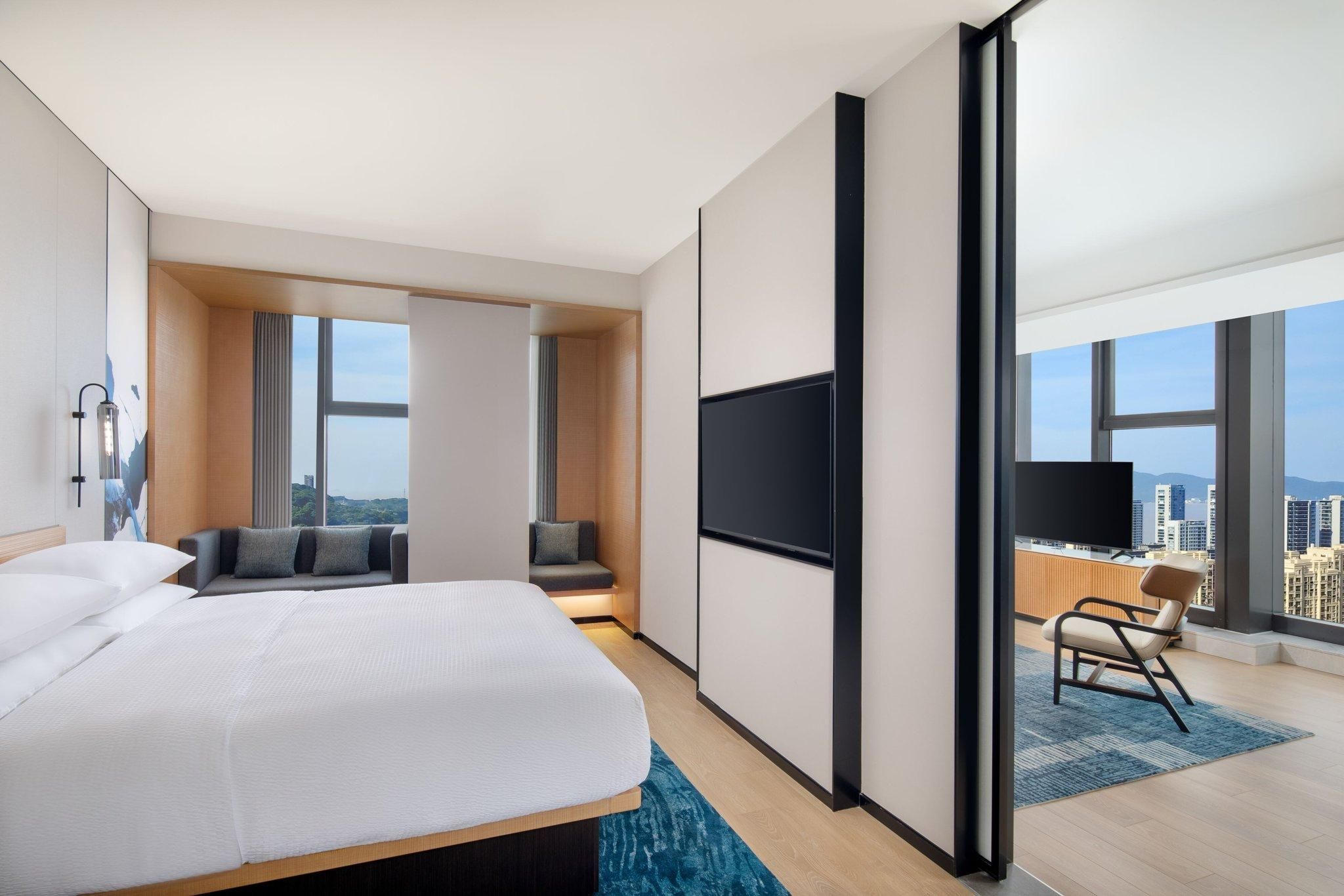 Superior Suite, 1 Bedroom Suite, 1 King, City view