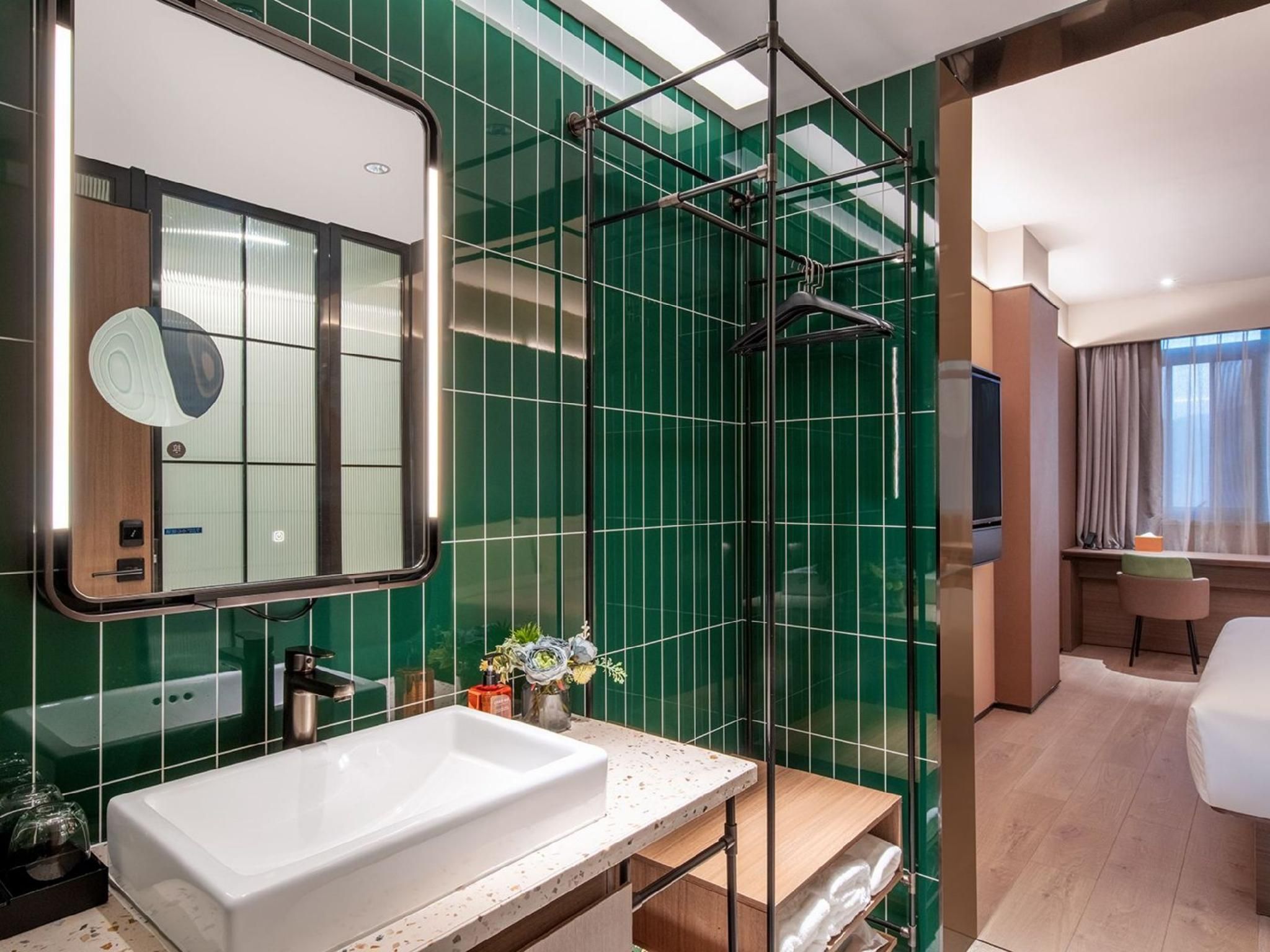 Huazhu - California Sunshine Deluxe 1 Bed Room