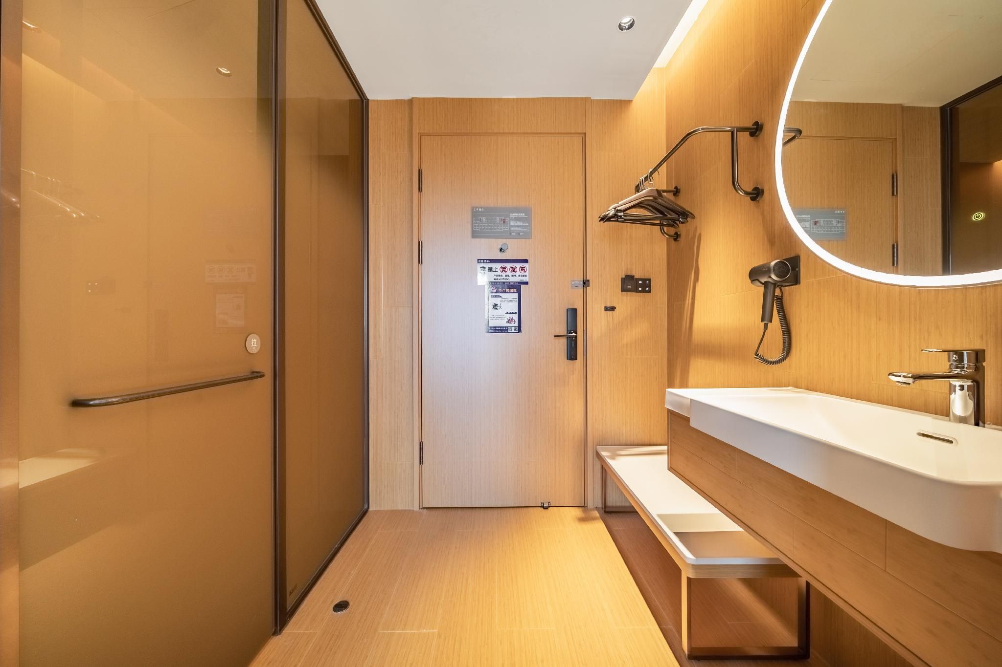 Huazhu - Superior 1 Bed Room with View