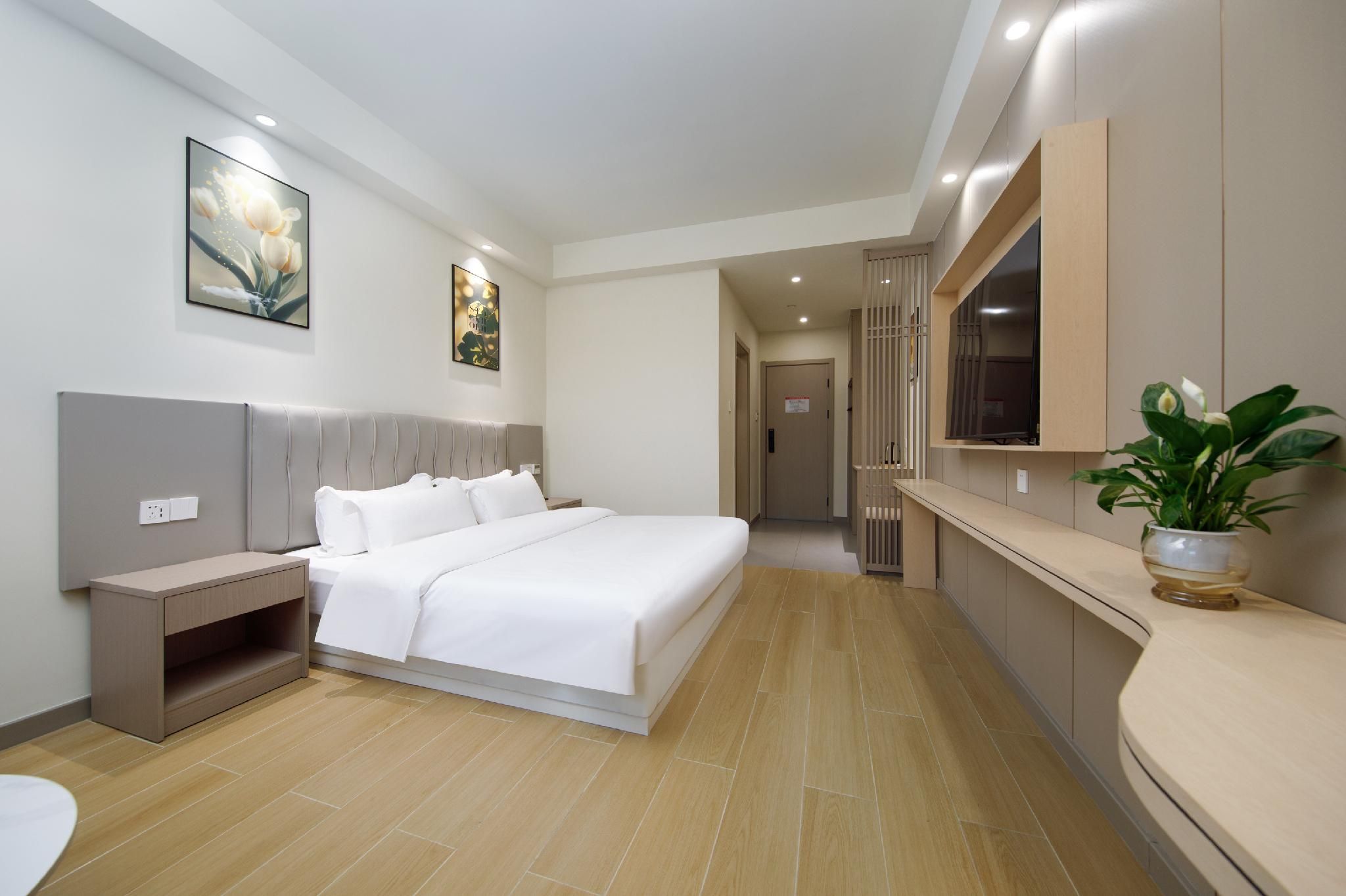 Queen Bed Room