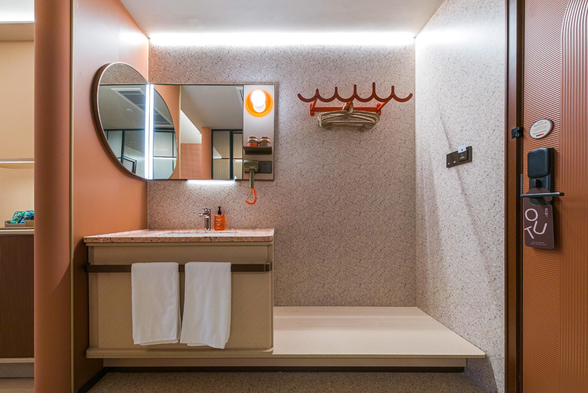 Huazhu - Room With Bed