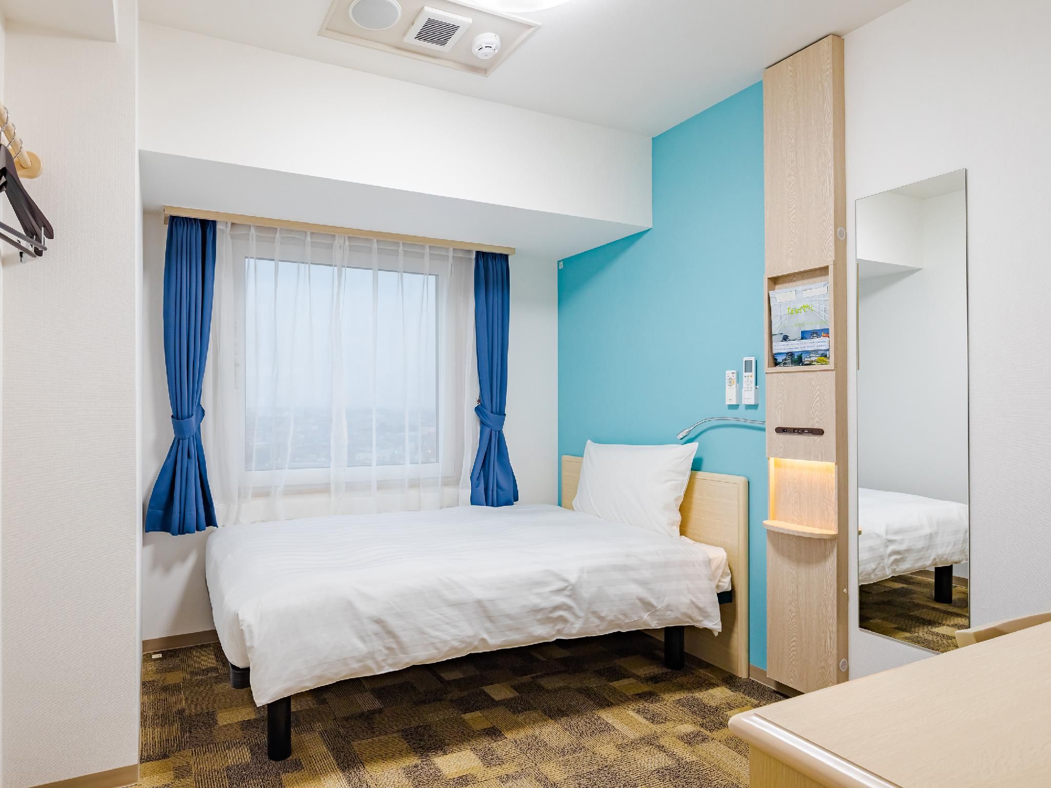 Wide Single Room - Smoking