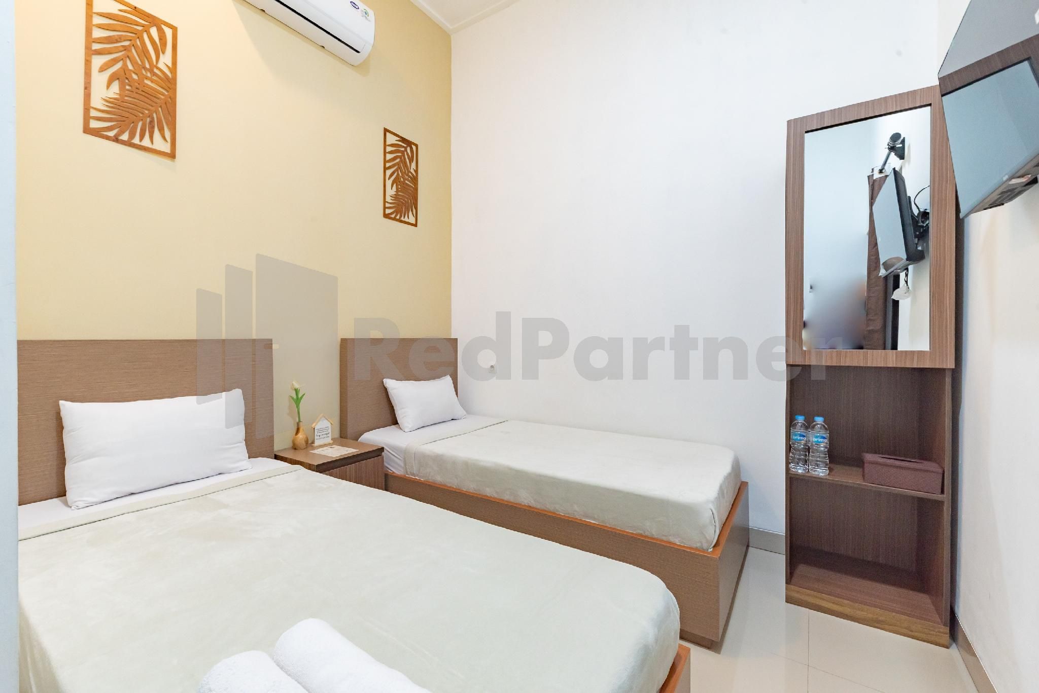 Ummi Home Syariah Mitra RedDoorz Standard Twin Room