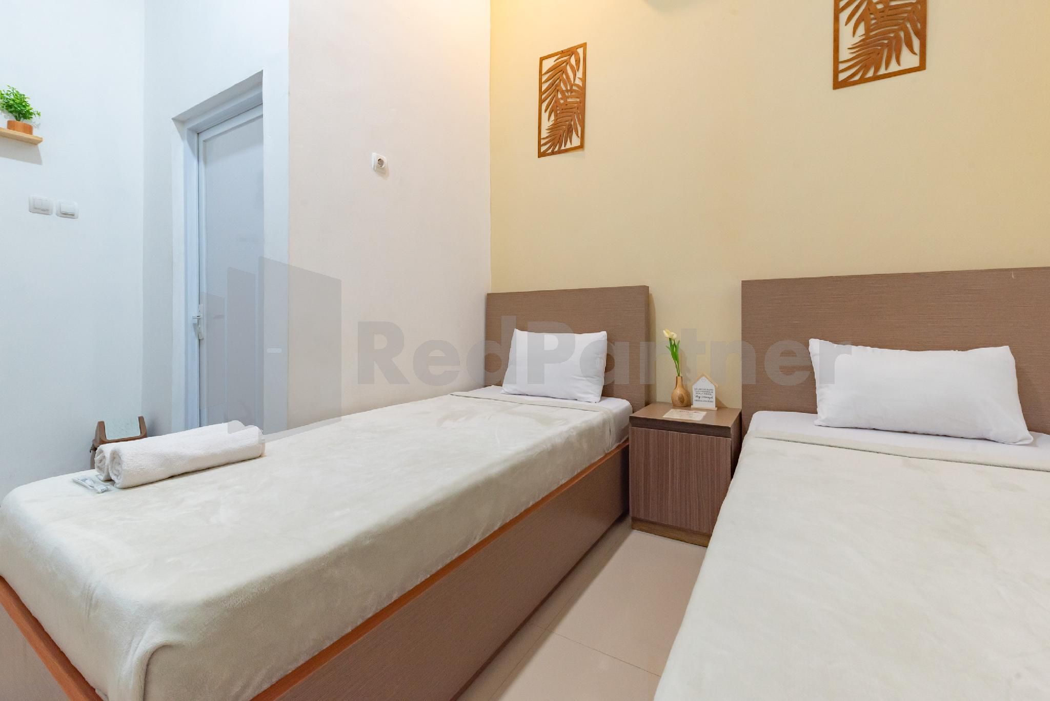 Ummi Home Syariah Mitra RedDoorz Standard Twin Room 2