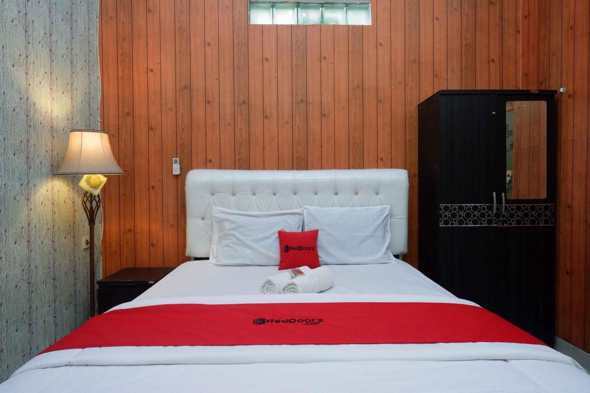 RedDoorz Syariah near RS Mitra Siaga Standard Room